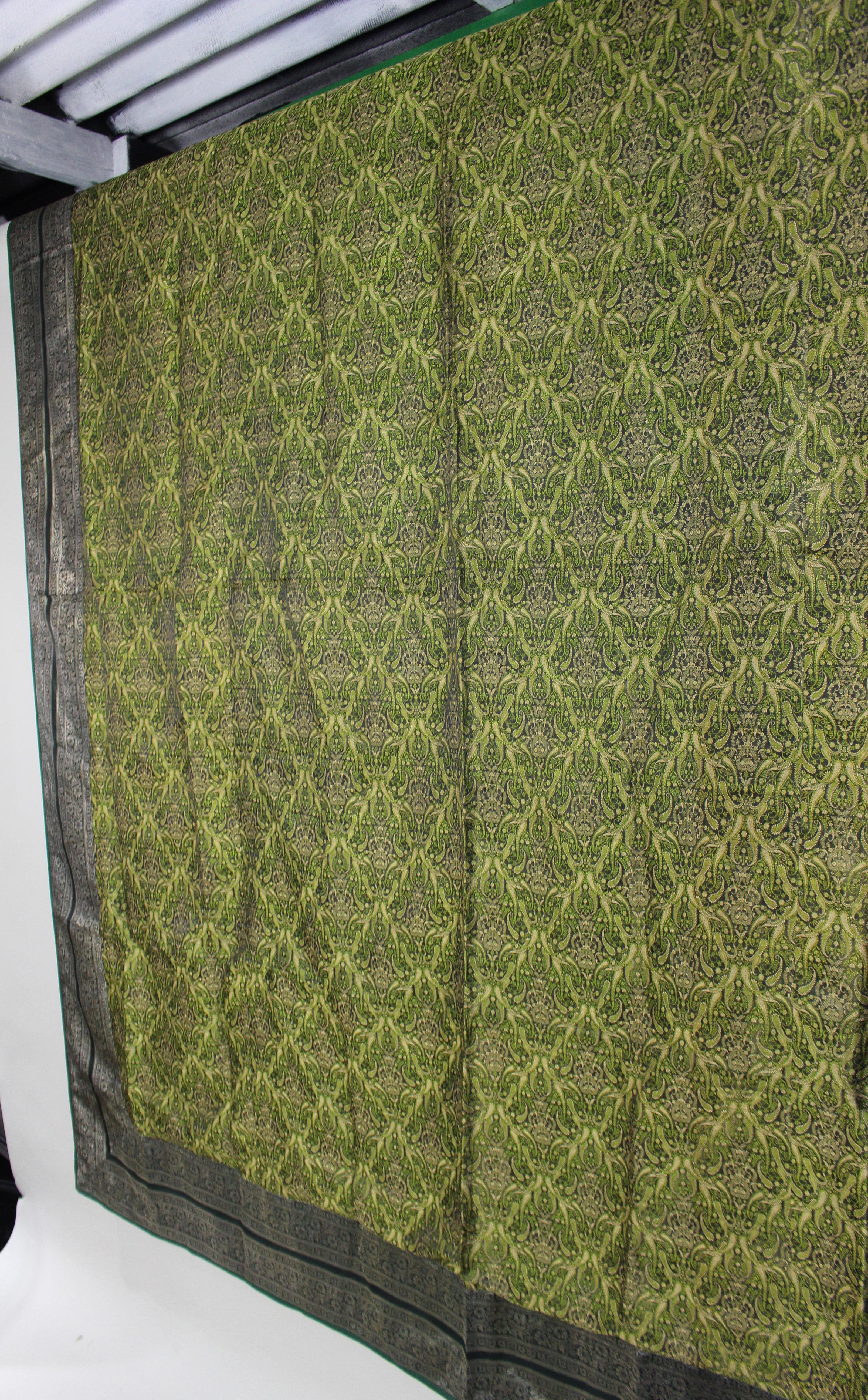 Große Tagesdecke aus indischem Seidenbrokat in Grün und Silber im Zustand „Gut“ im Angebot in Worcester, GB
