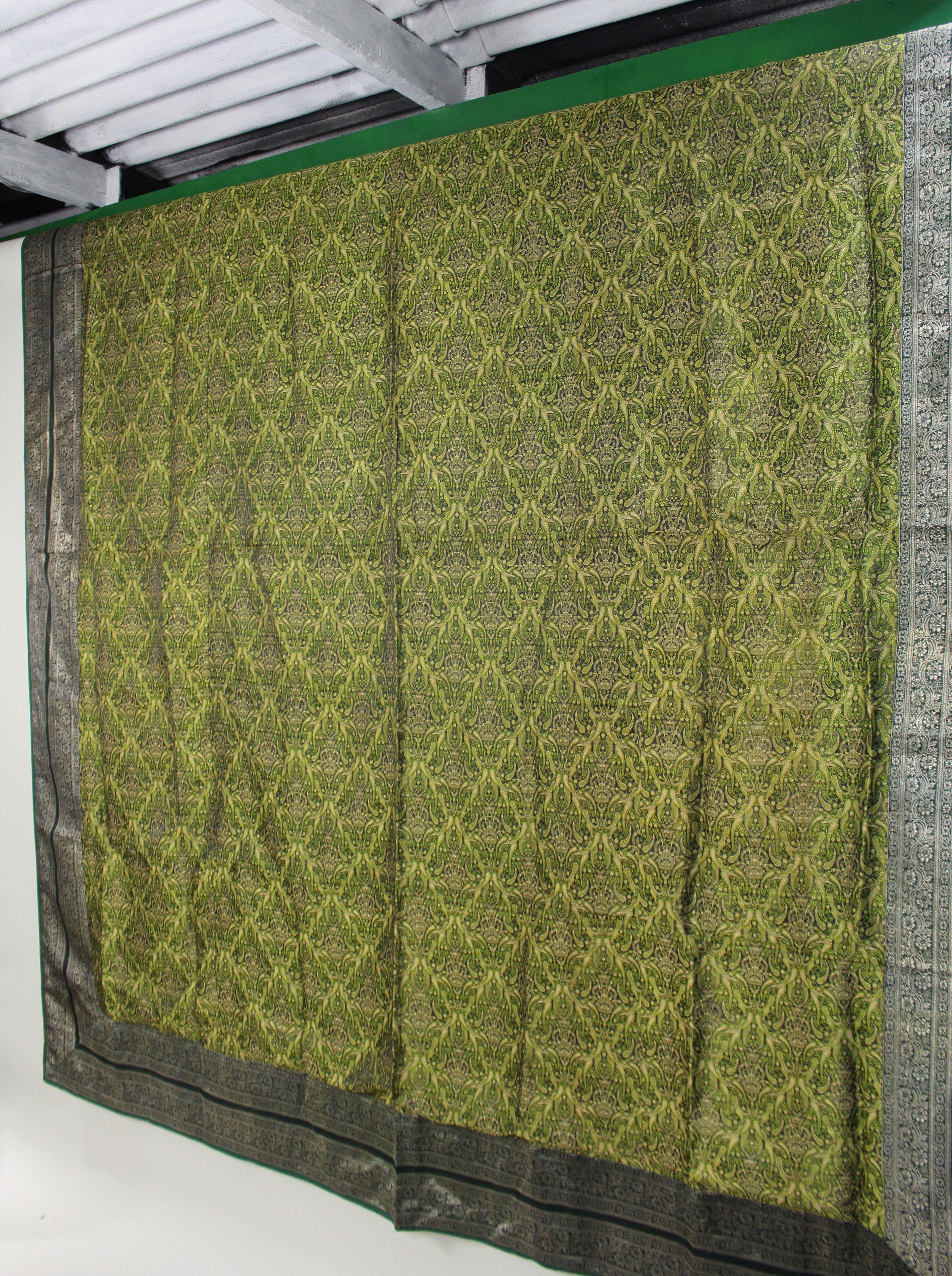 XXI secolo e contemporaneo Grande copriletto indiano in broccato di seta in verde e argento in vendita