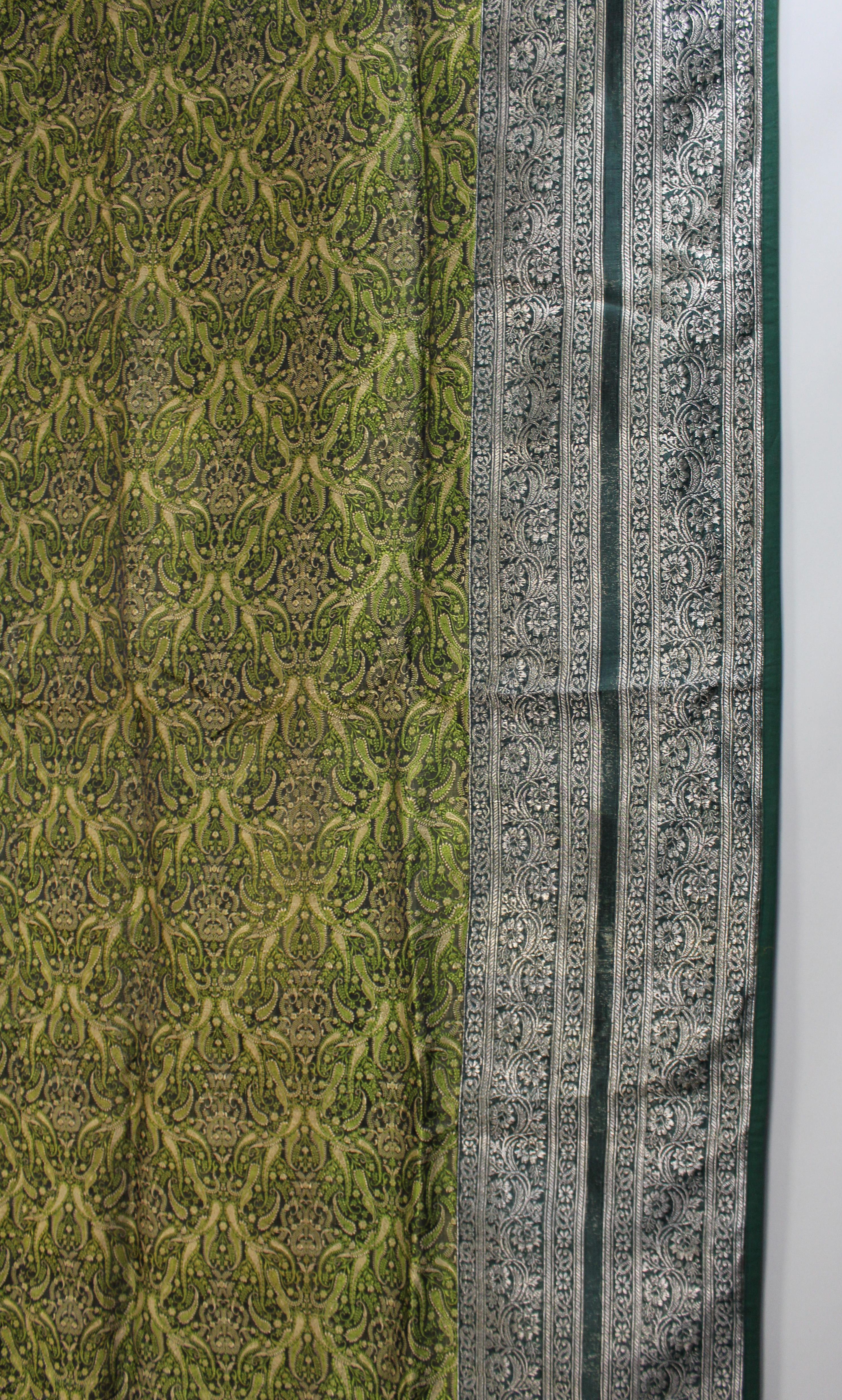 Seta Grande copriletto indiano in broccato di seta in verde e argento in vendita