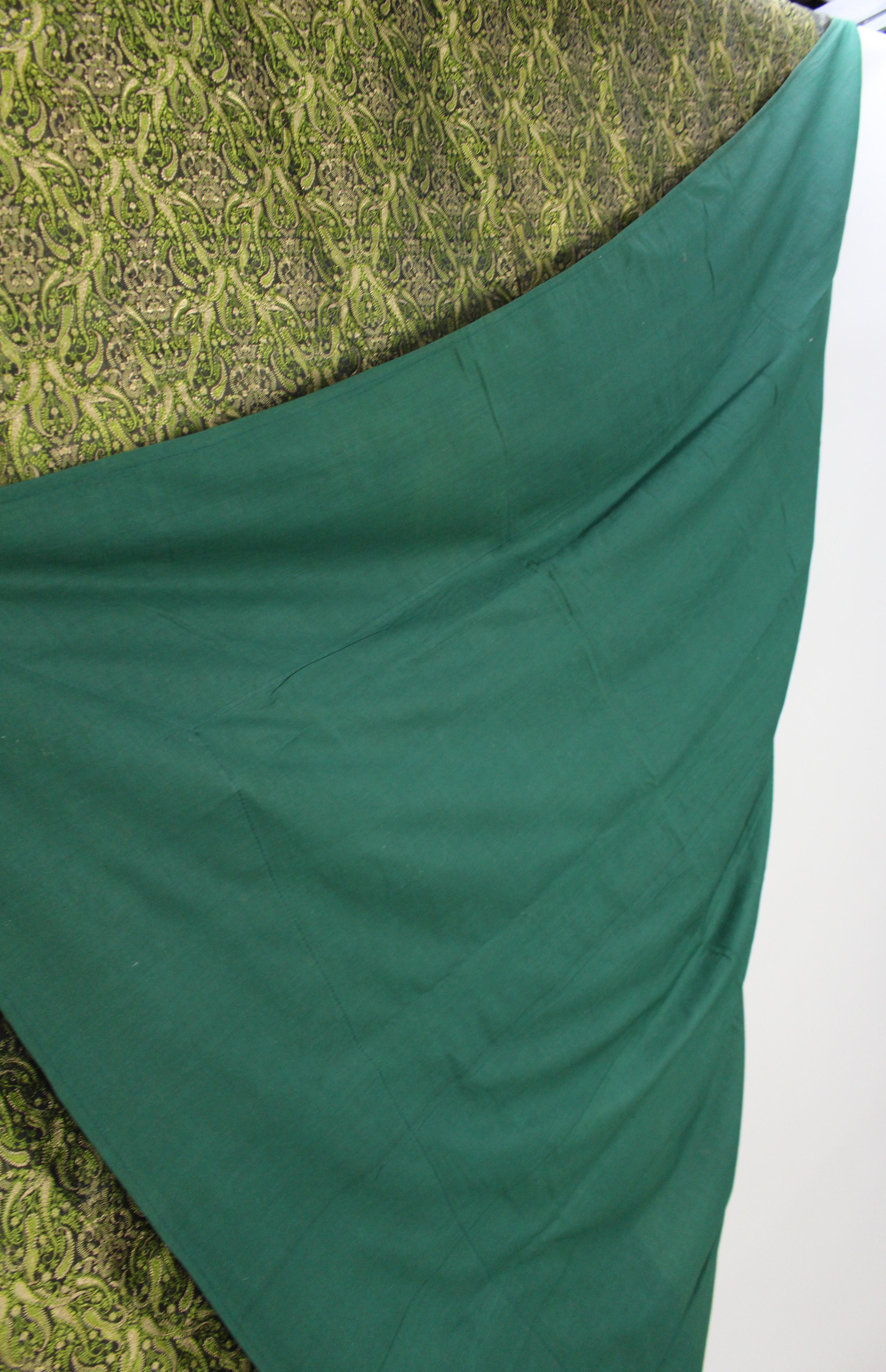 Grande copriletto indiano in broccato di seta in verde e argento in vendita 1