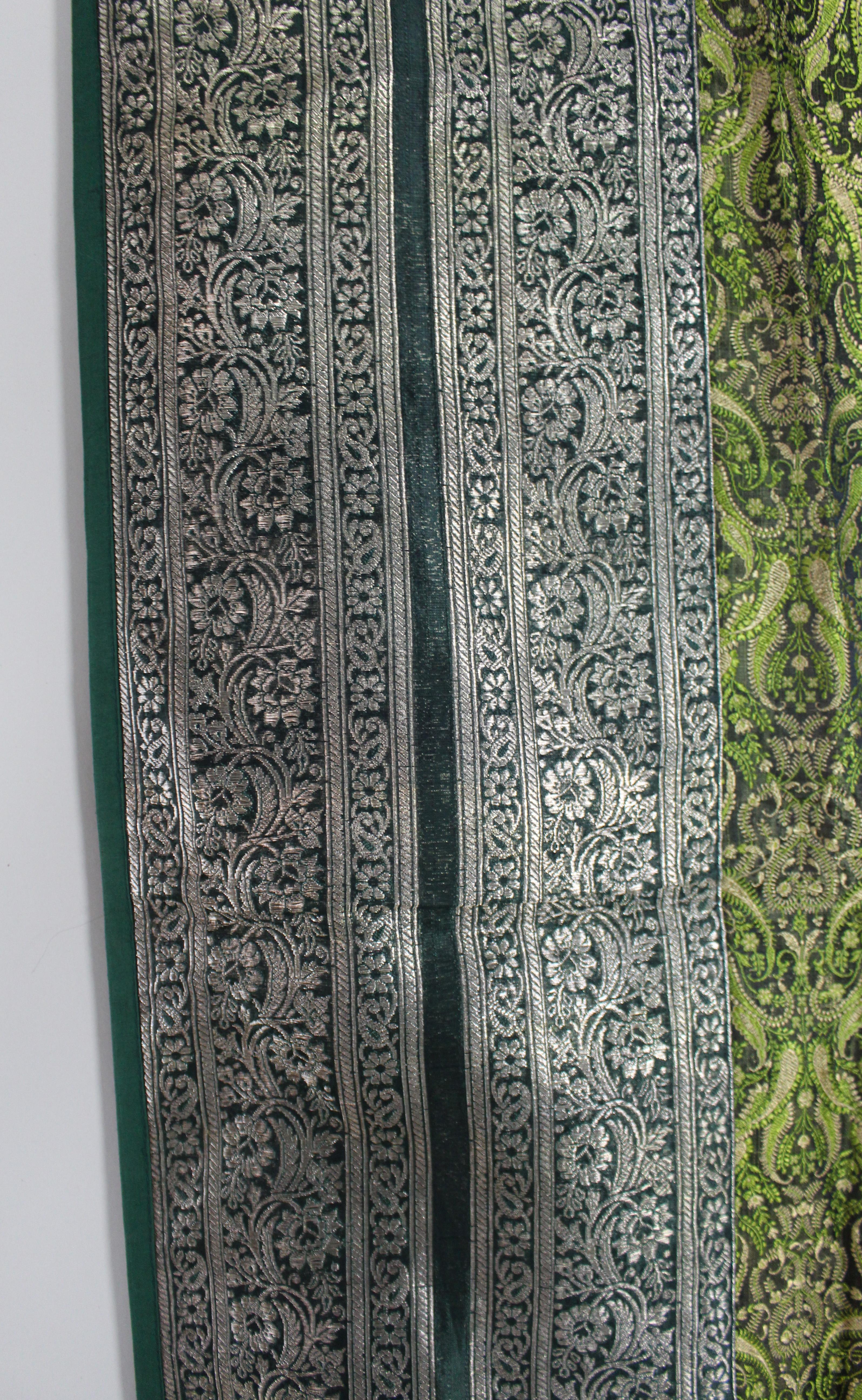 Grande copriletto indiano in broccato di seta in verde e argento in vendita 2
