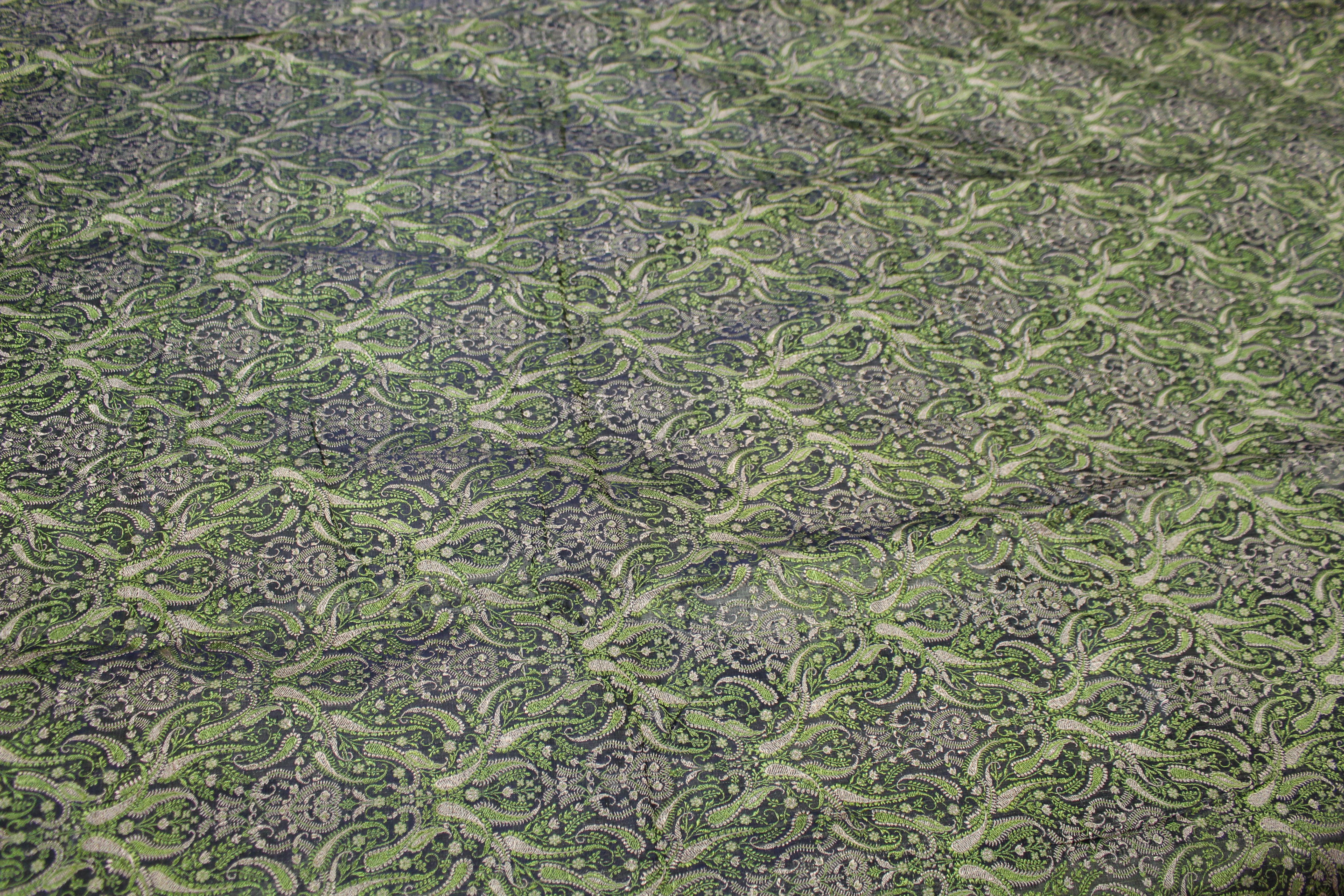 Große Tagesdecke aus indischem Seidenbrokat in Grün und Silber im Angebot 4