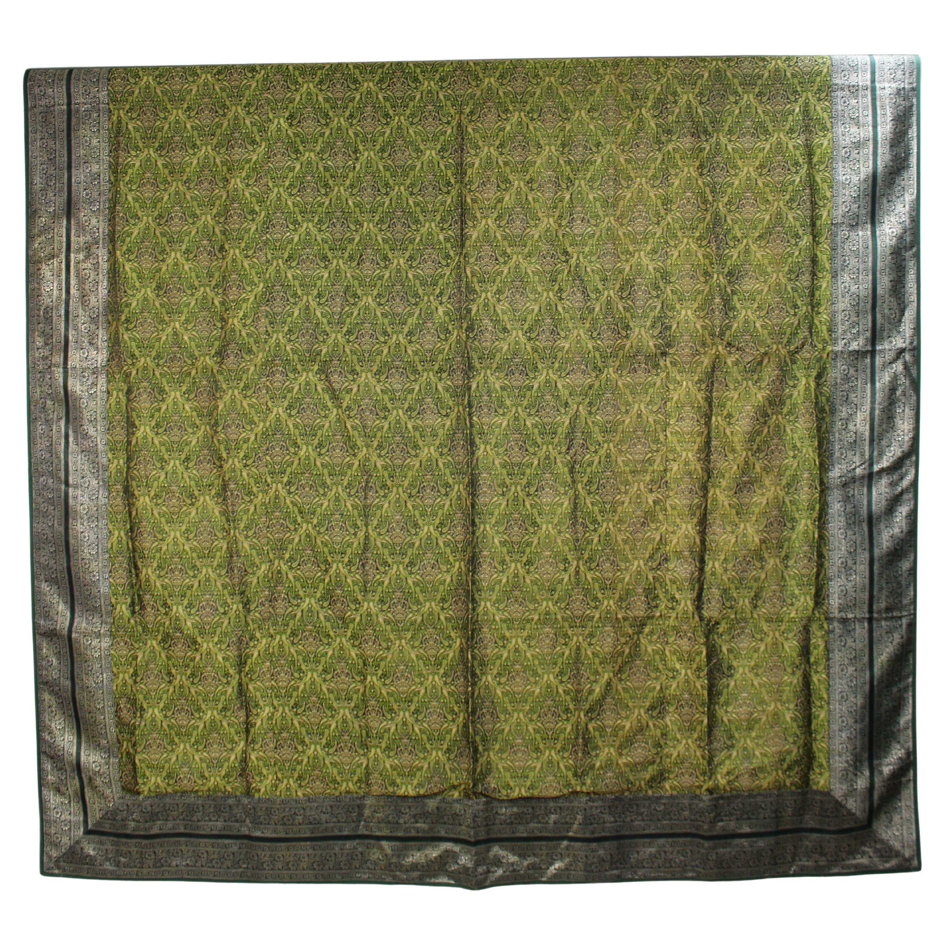 Große Tagesdecke aus indischem Seidenbrokat in Grün und Silber im Angebot