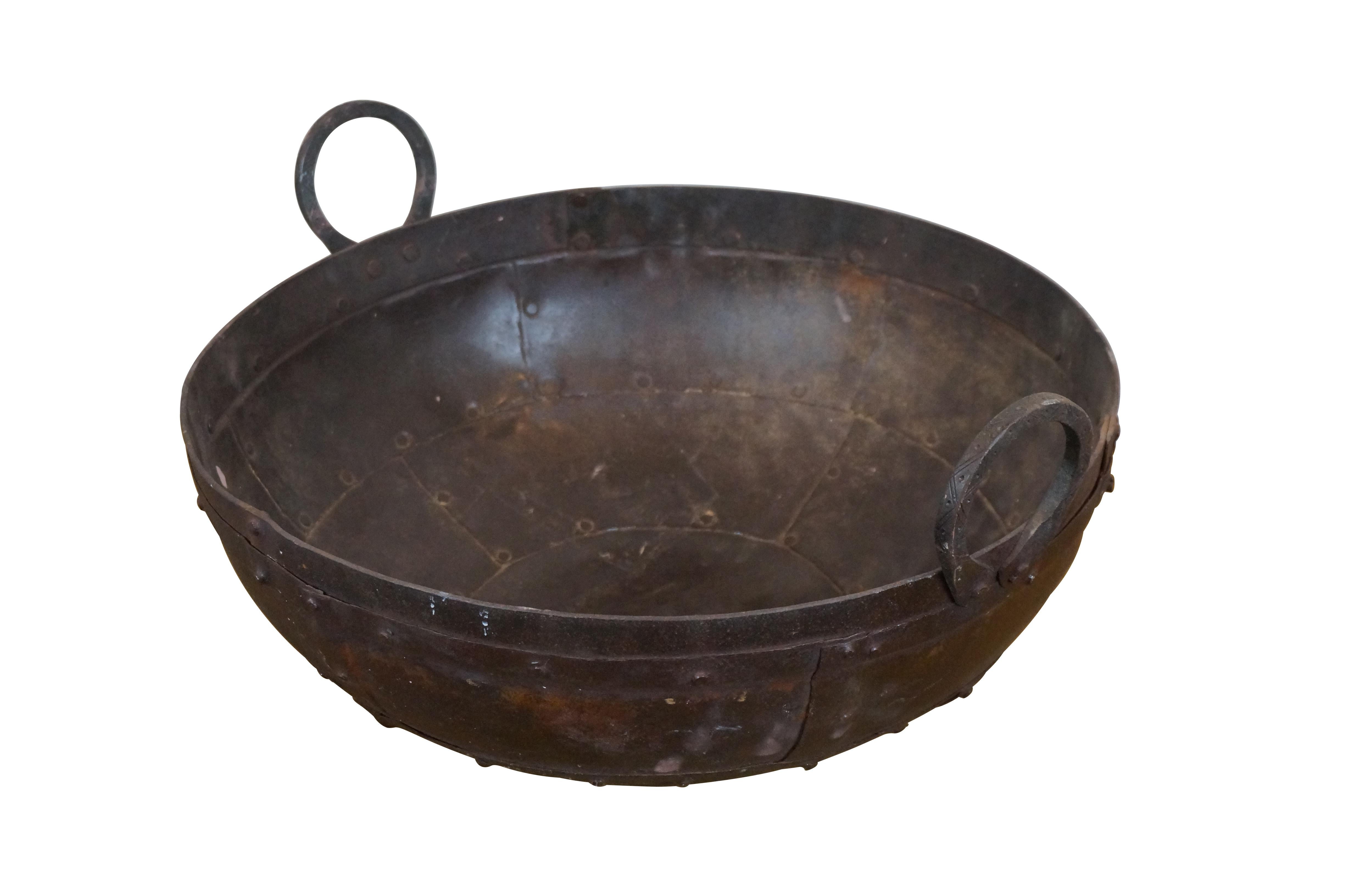 Bol à feu kadai/kadhai vintage indien. Forme ronde avec côtés en bandeau et deux poignées fixes, gravée d'un motif géométrique. 

Dimensions :
21,75