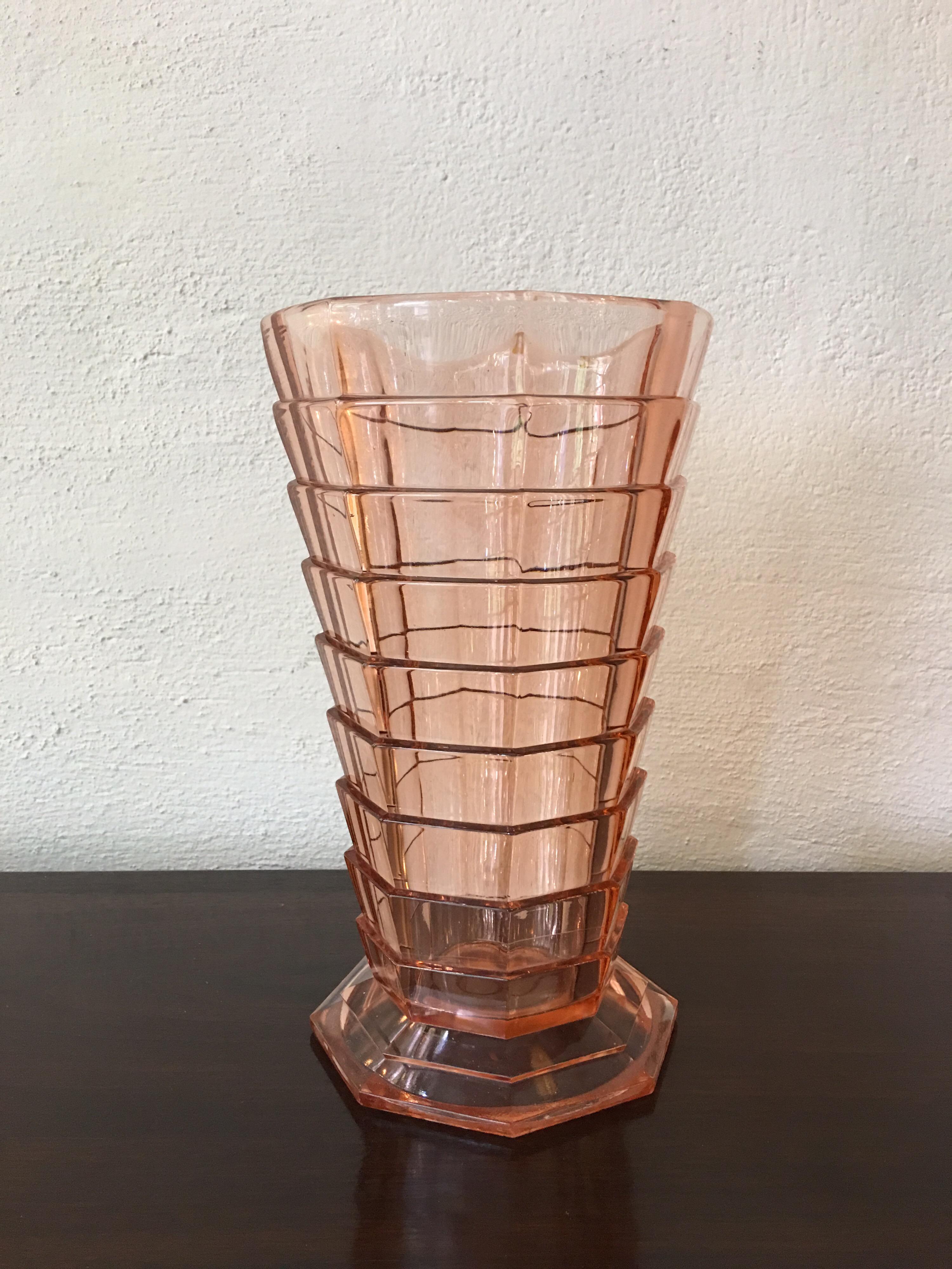 Large Indiana tea room depression glass vase. Nice size, great deco design!