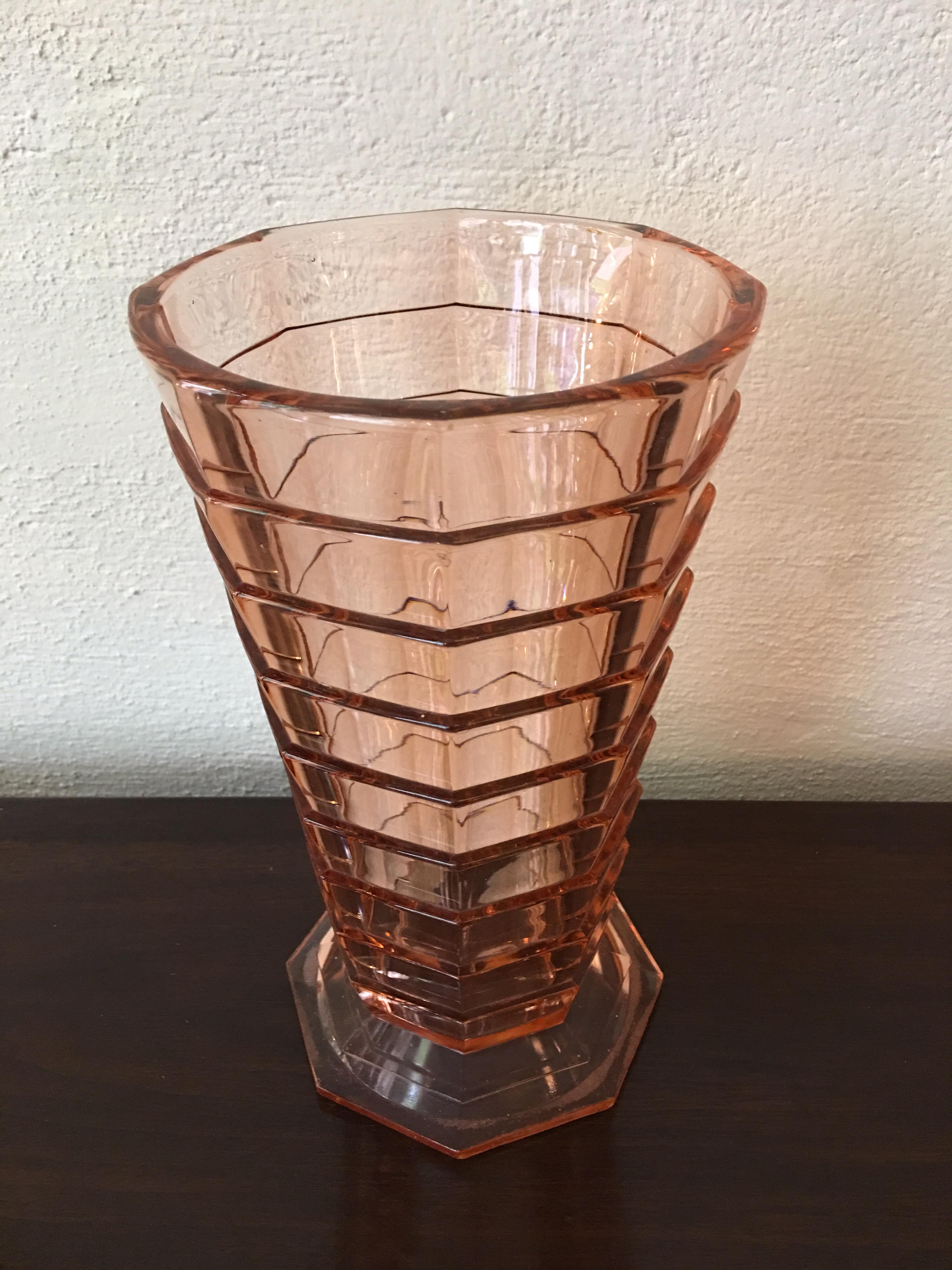 Large Indiana Tea Room Depression Glass Vase In Good Condition In Philadelphia, PA