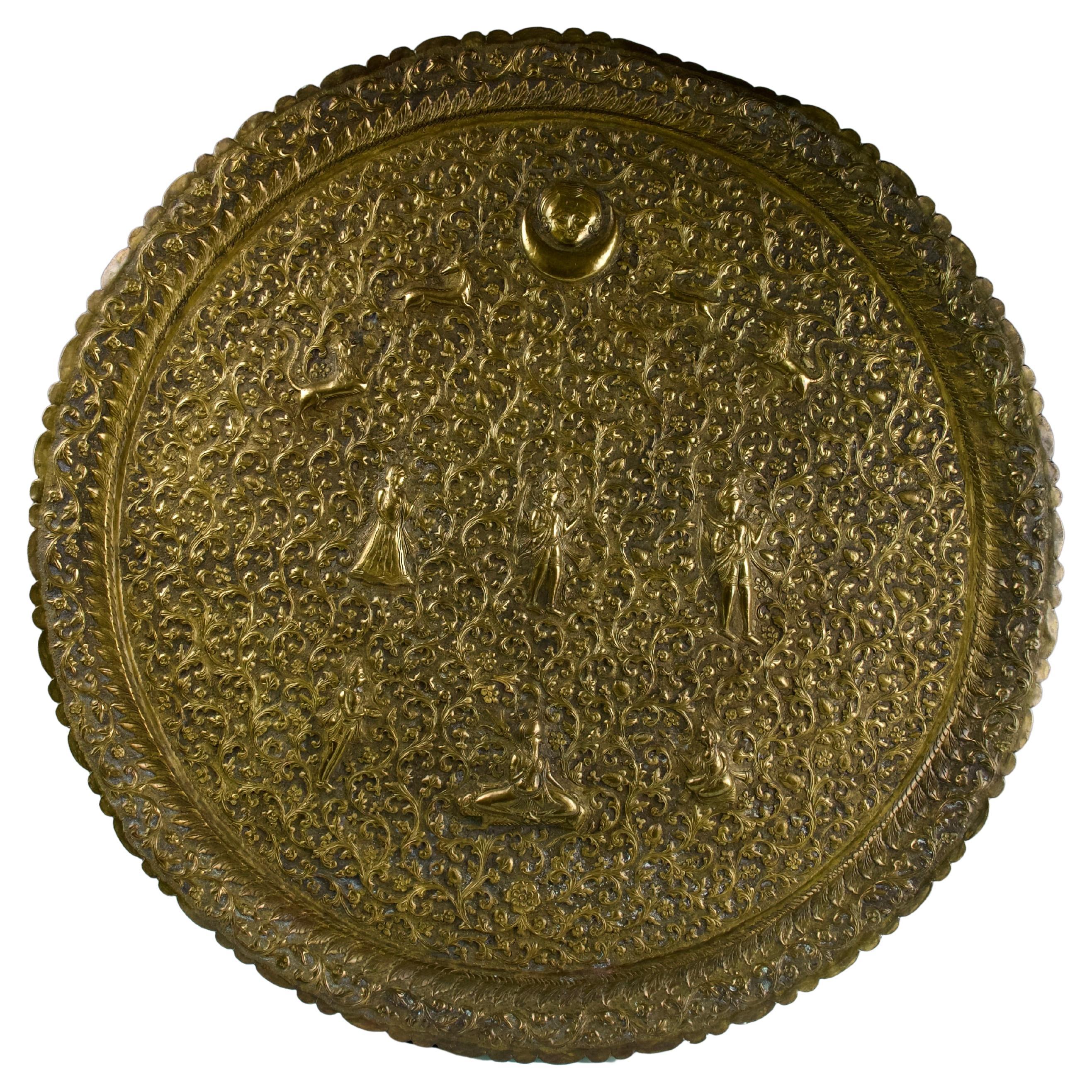 Großes Indo-Persisches Tablett aus geprägtem Messing, Indien, 19. Jahrhundert