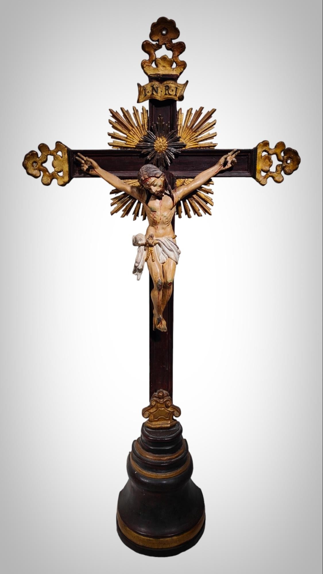 Large Indo-Portuguese cross of 100 cm
large Portuguese cross from the end of the 18th century in carved, gilded and polychrome solid wood. Good condition. Dimensions: 100x51 cm. Christ measures: 32x30 cm