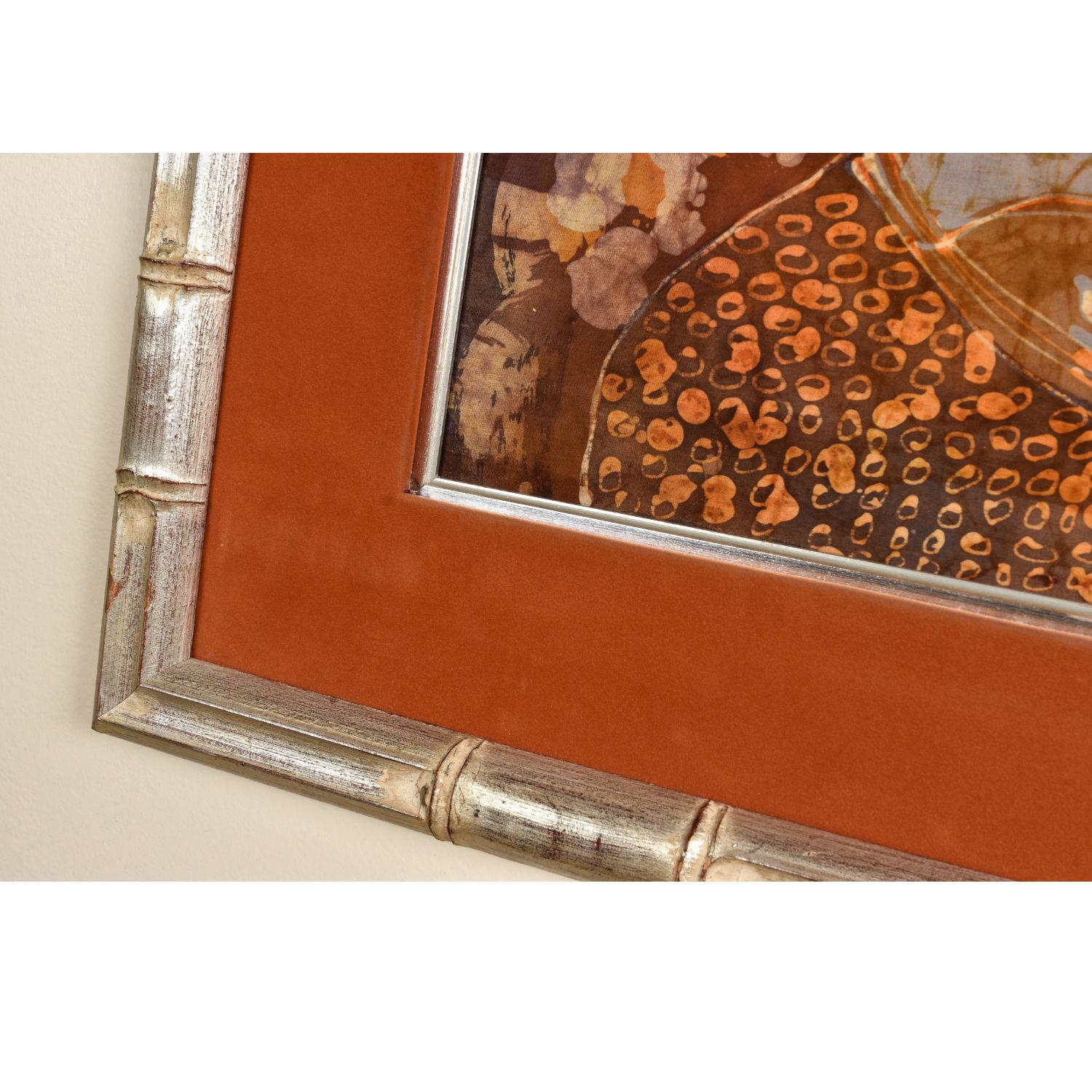 Große Indonesische figurale Batik-Figurenfigur aus Silber-Bambusimitat in gebranntem Orange und Indigo im Angebot 3