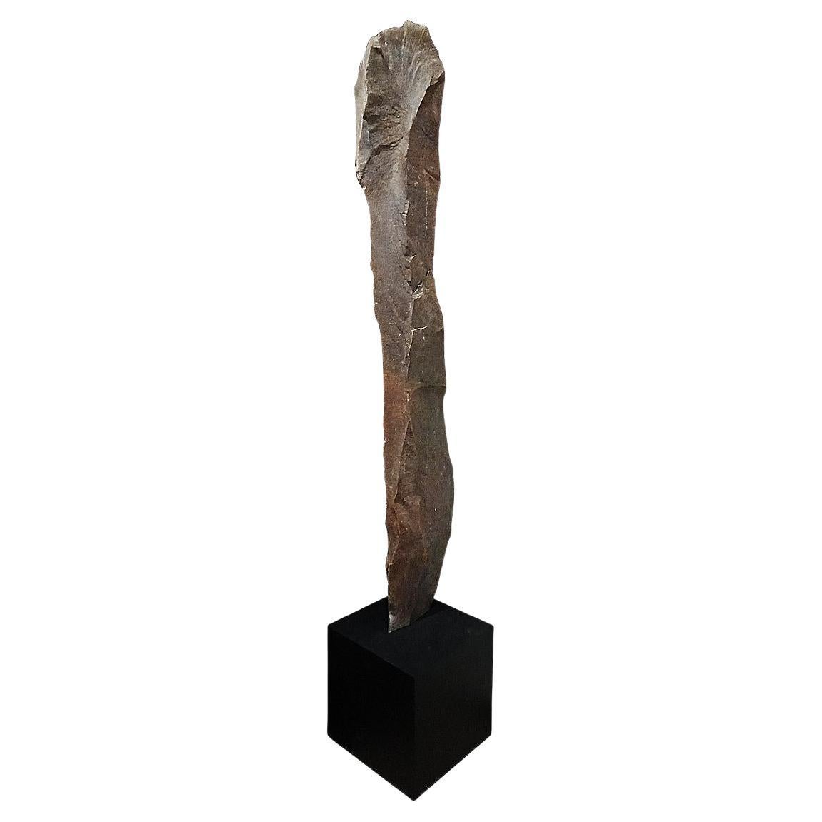 Gran escultura indonesia de piedra sobre soporte