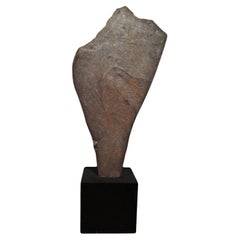 Gran escultura indonesia de piedra sobre peana, pizarra ancha