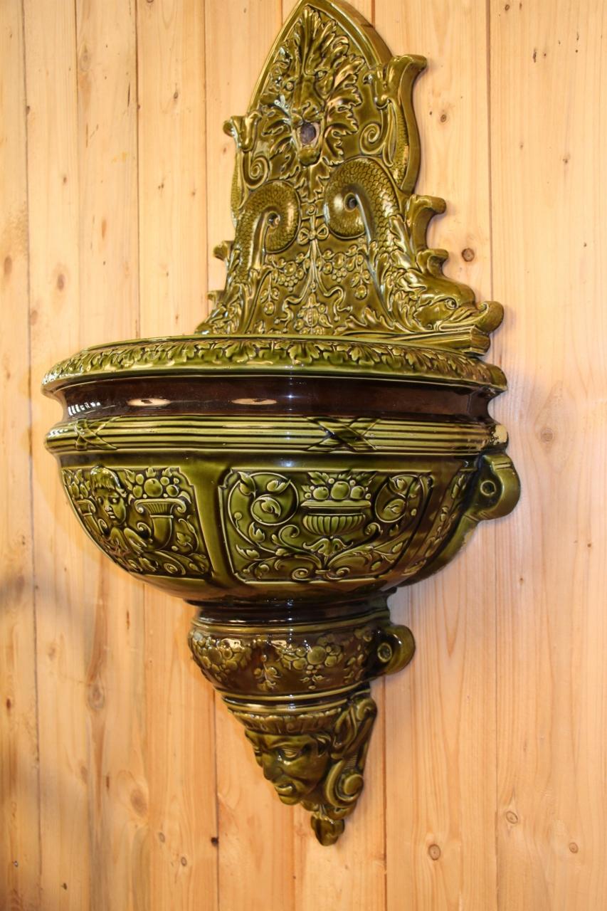 Large Indoor Ceramic Wall Fountain From Sarreguemines 19th Century For Sale 2