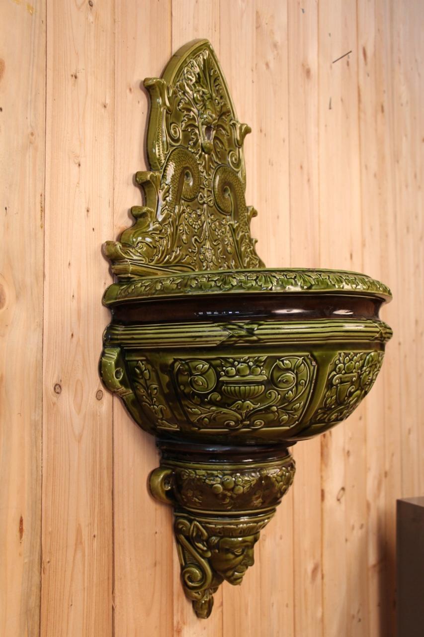 Large Indoor Ceramic Wall Fountain From Sarreguemines 19th Century For Sale 3