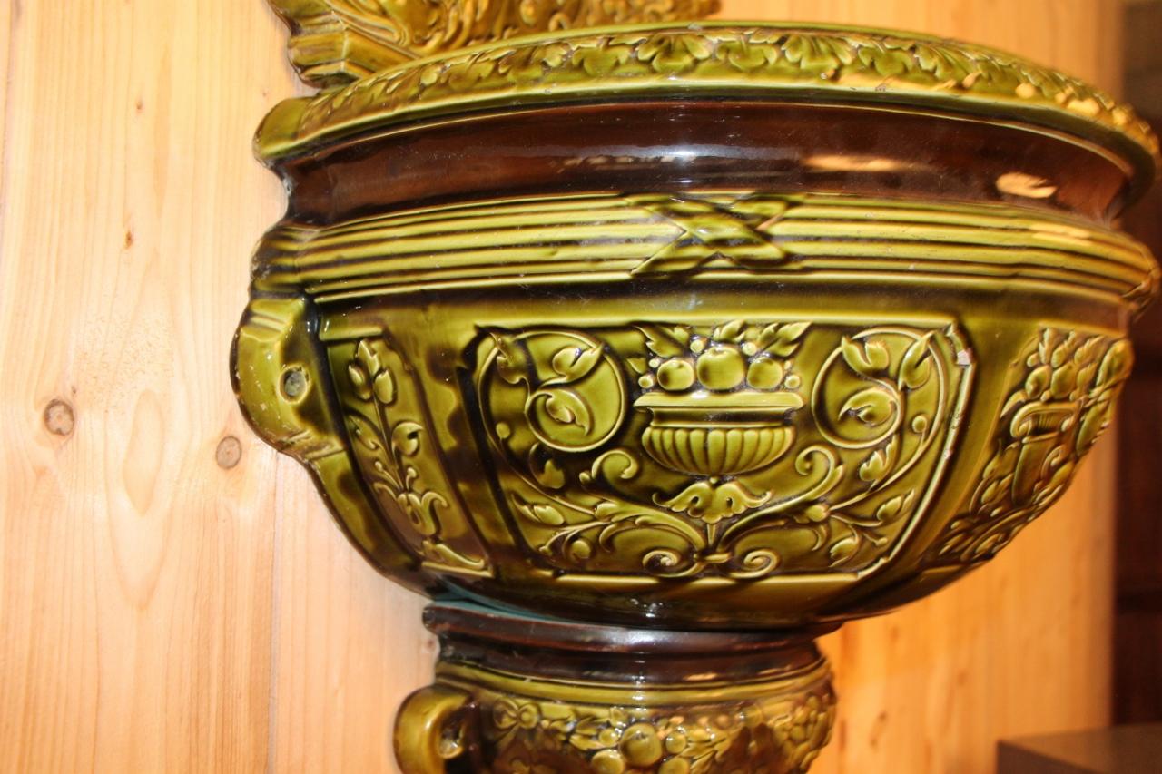 Large Indoor Ceramic Wall Fountain From Sarreguemines 19th Century For Sale 4