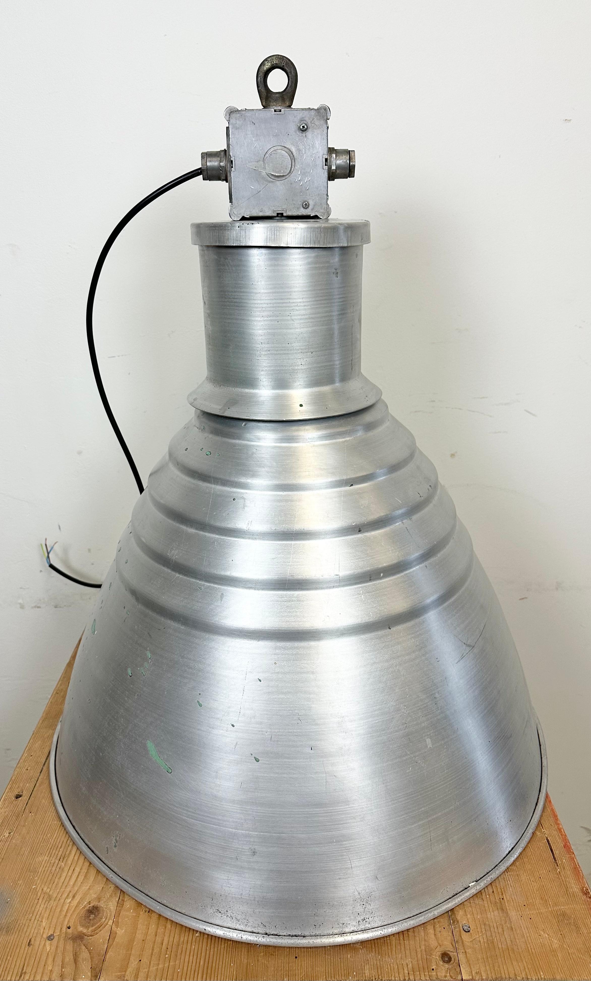 Grande lampada a sospensione industriale in alluminio di Elektrosvit, anni '60 in vendita 4