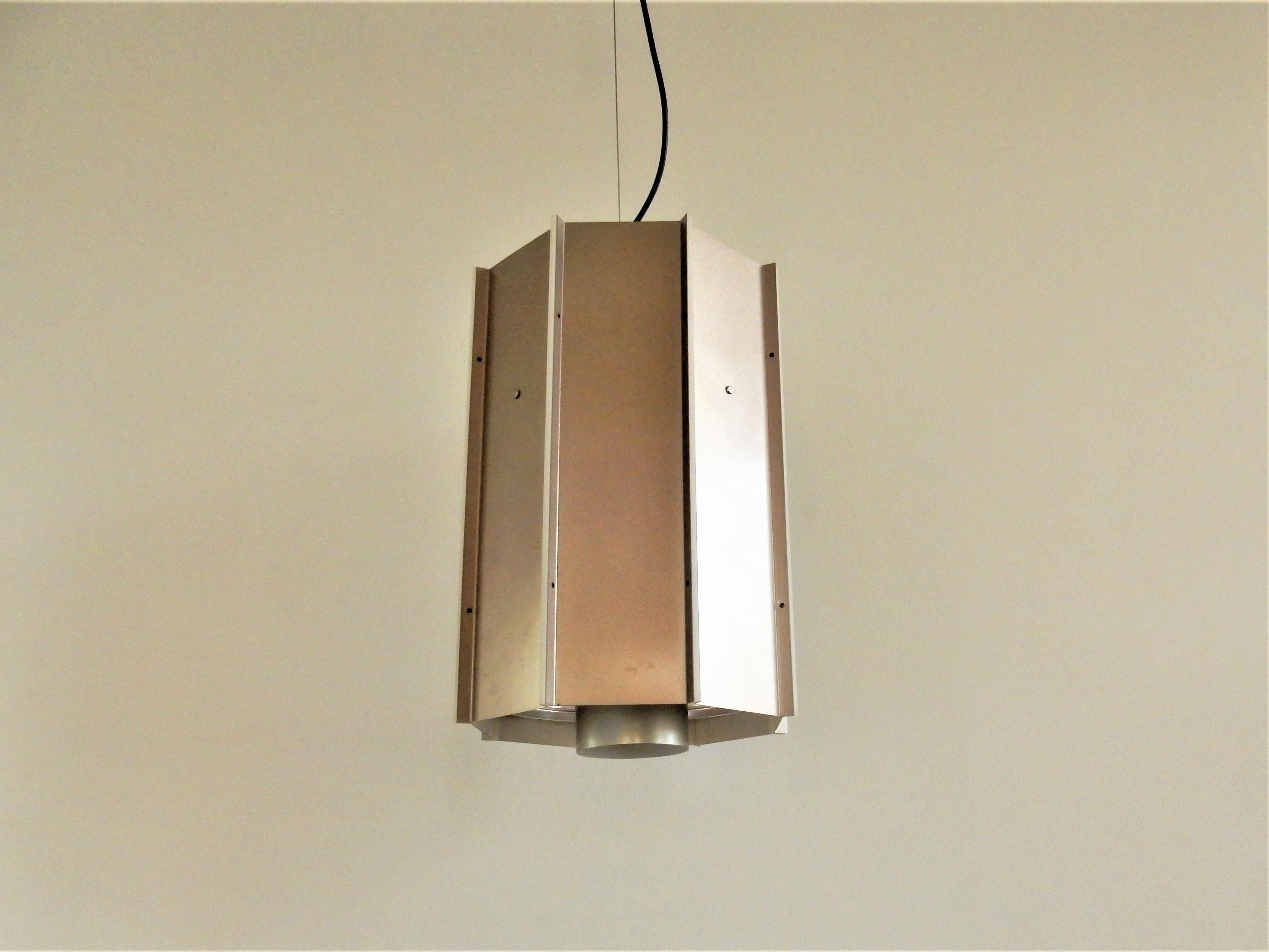 Dies ist eine bronze/graue, achteckige Lampe, mit Acrylschichten dazwischen, die einen schönen Effekt erzeugen, wenn sie leuchten. Die Lampe hat einen runden Diffusor an der Unterseite und eine Lampe an der Unterseite und 2 an der Oberseite, so dass