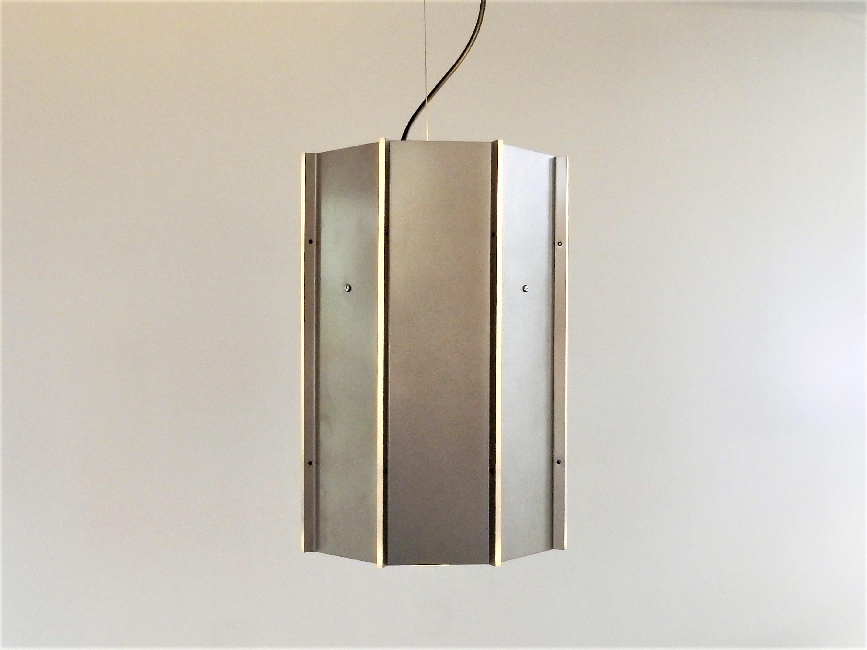 Si tratta di una lampada a forma di ottagono color bronzo/grigio, con strati acrilici nel mezzo che danno un bell'effetto quando sono illuminati. La lampada ha un diffusore rotondo nella parte inferiore e una lampada nella parte inferiore e due