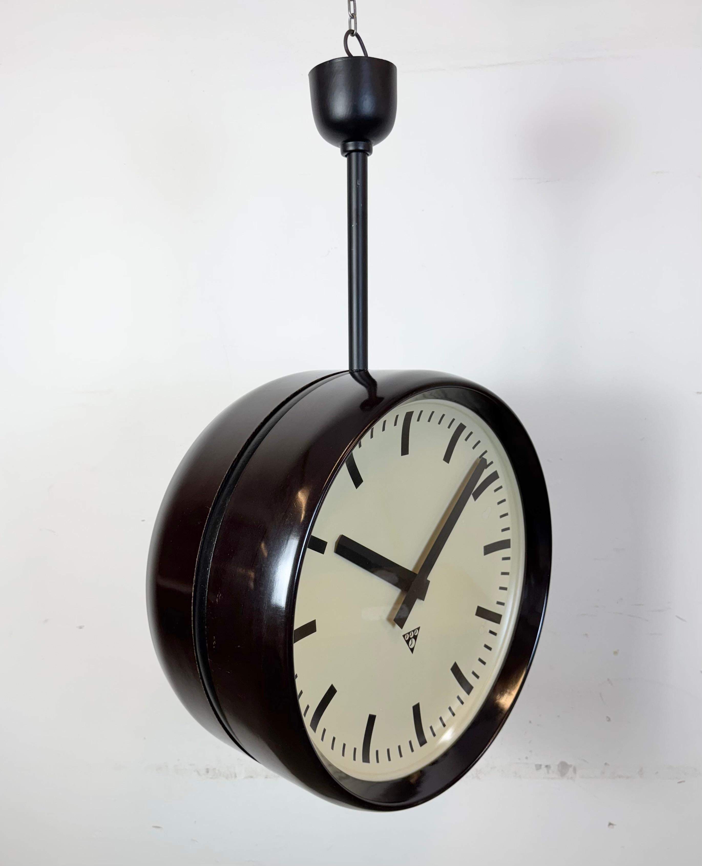 Grande orologio industriale in bachelite a doppia faccia di Pragotron, anni '50 in vendita 3