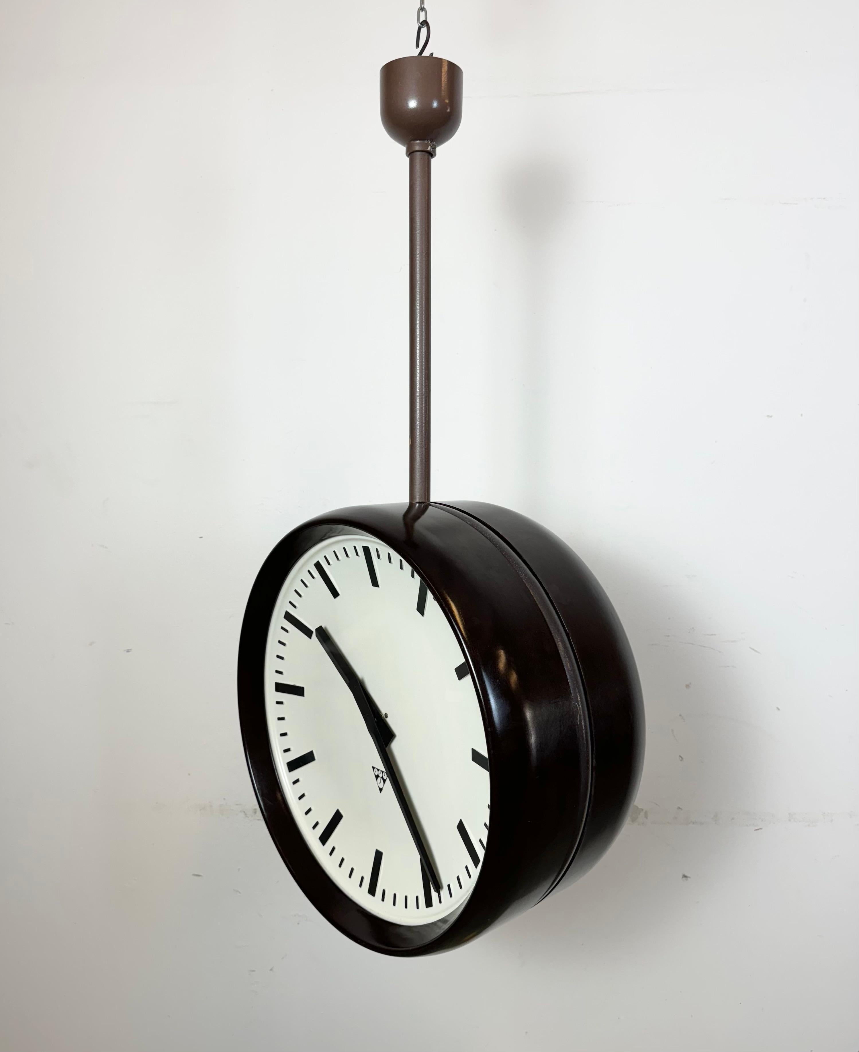 Gran Reloj Industrial de Fábrica de Baquelita de Doble Cara de Pragotron, años 50 en venta 5
