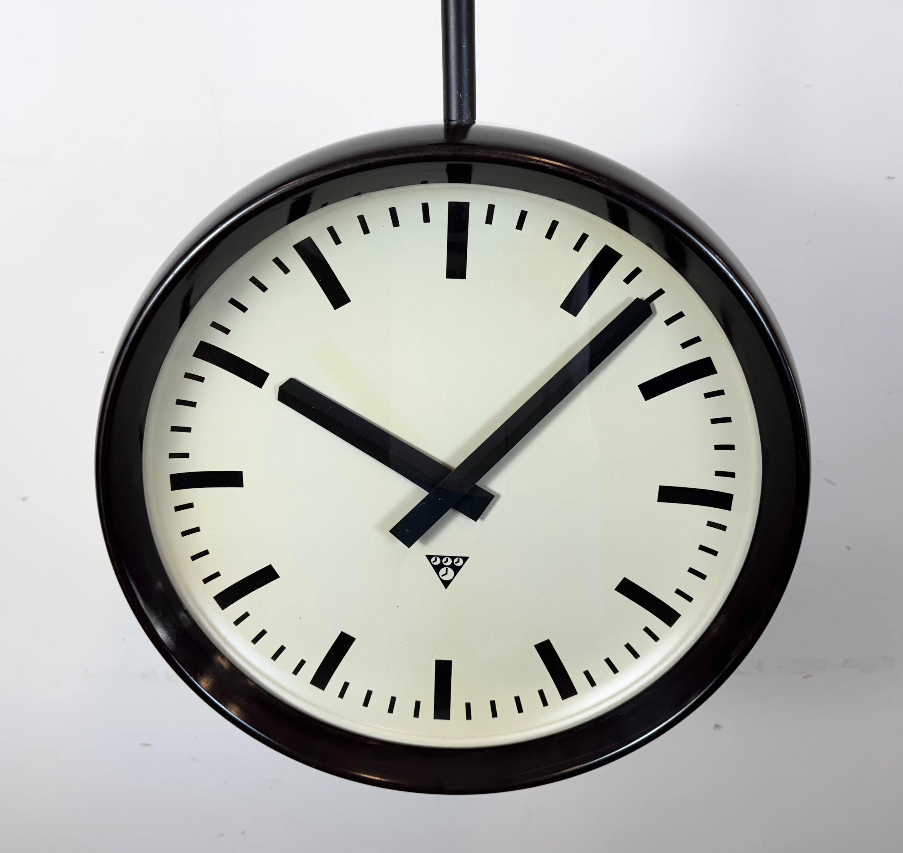 Grande orologio industriale in bachelite a doppia faccia di Pragotron, anni '50 in vendita 4