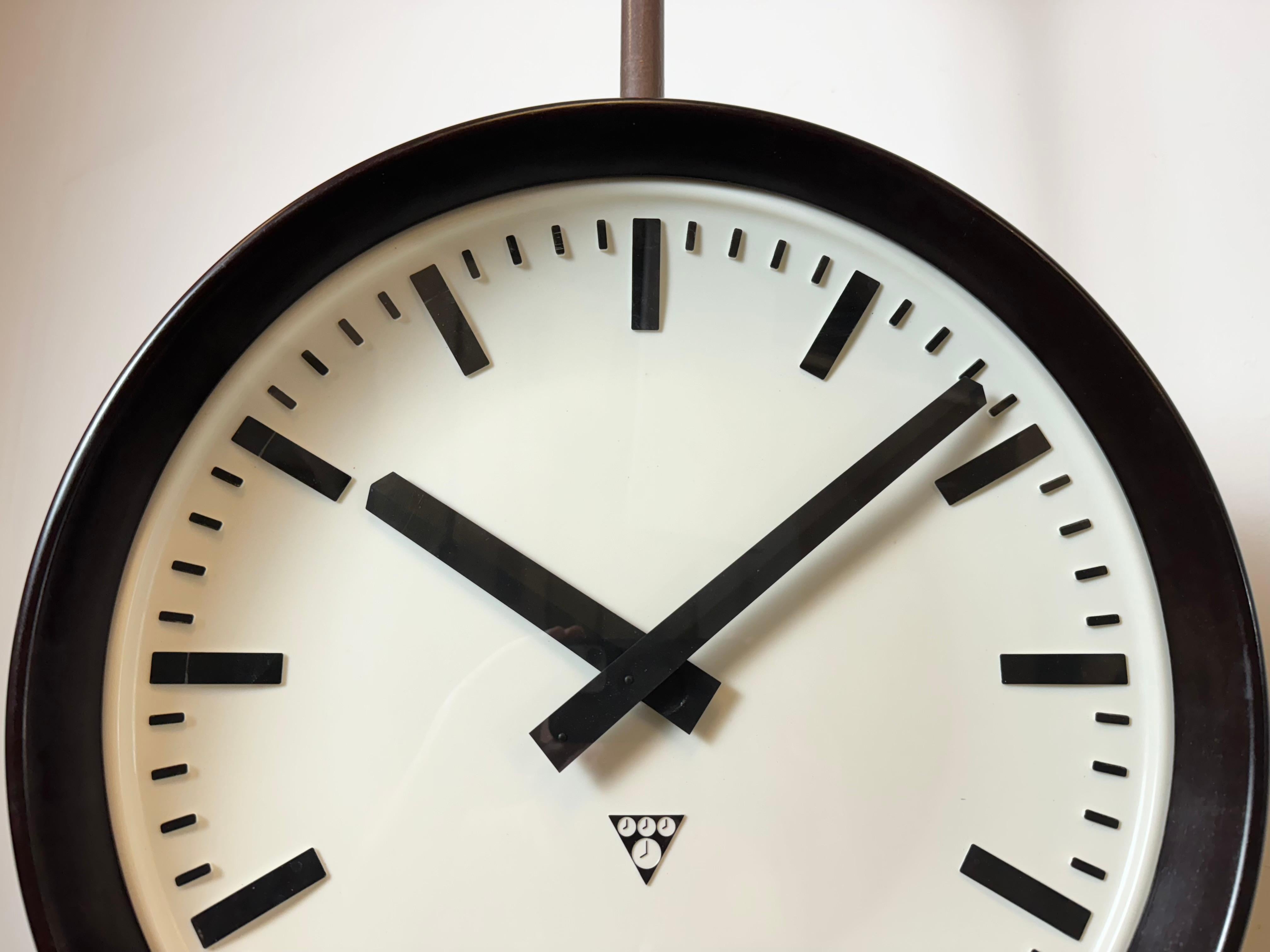Gran Reloj Industrial de Fábrica de Baquelita de Doble Cara de Pragotron, años 50 en venta 6