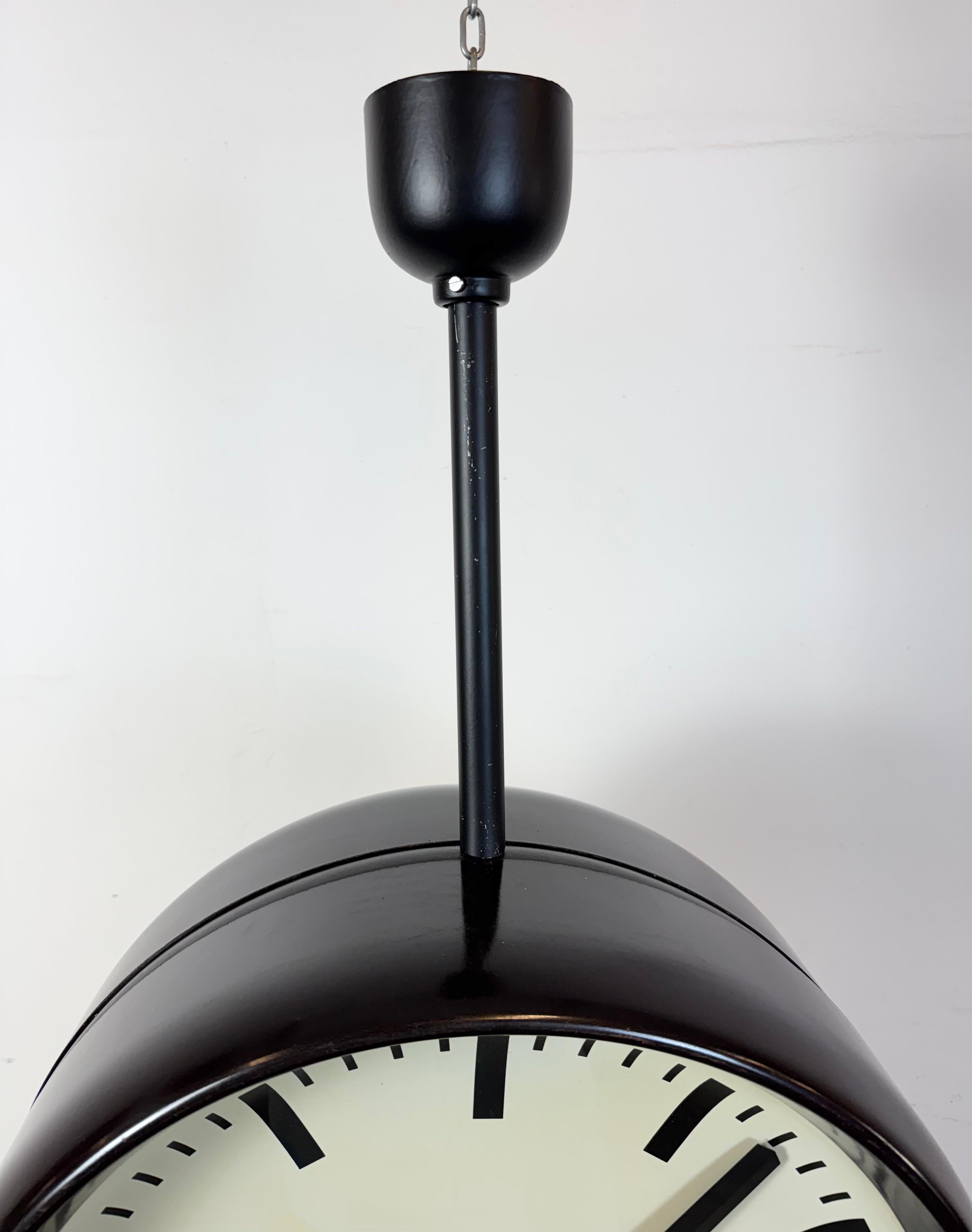Grande orologio industriale in bachelite a doppia faccia di Pragotron, anni '50 in vendita 5