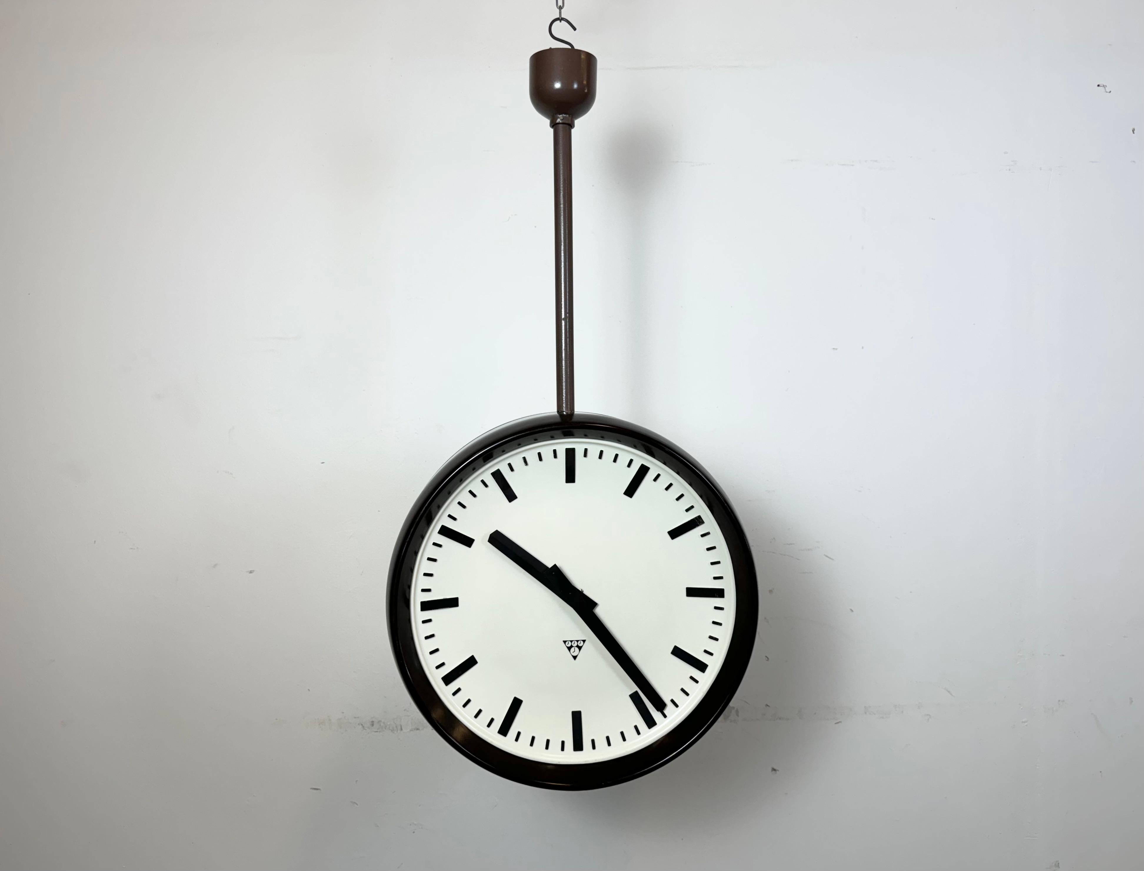 Gran Reloj Industrial de Fábrica de Baquelita de Doble Cara de Pragotron, años 50 en venta 7