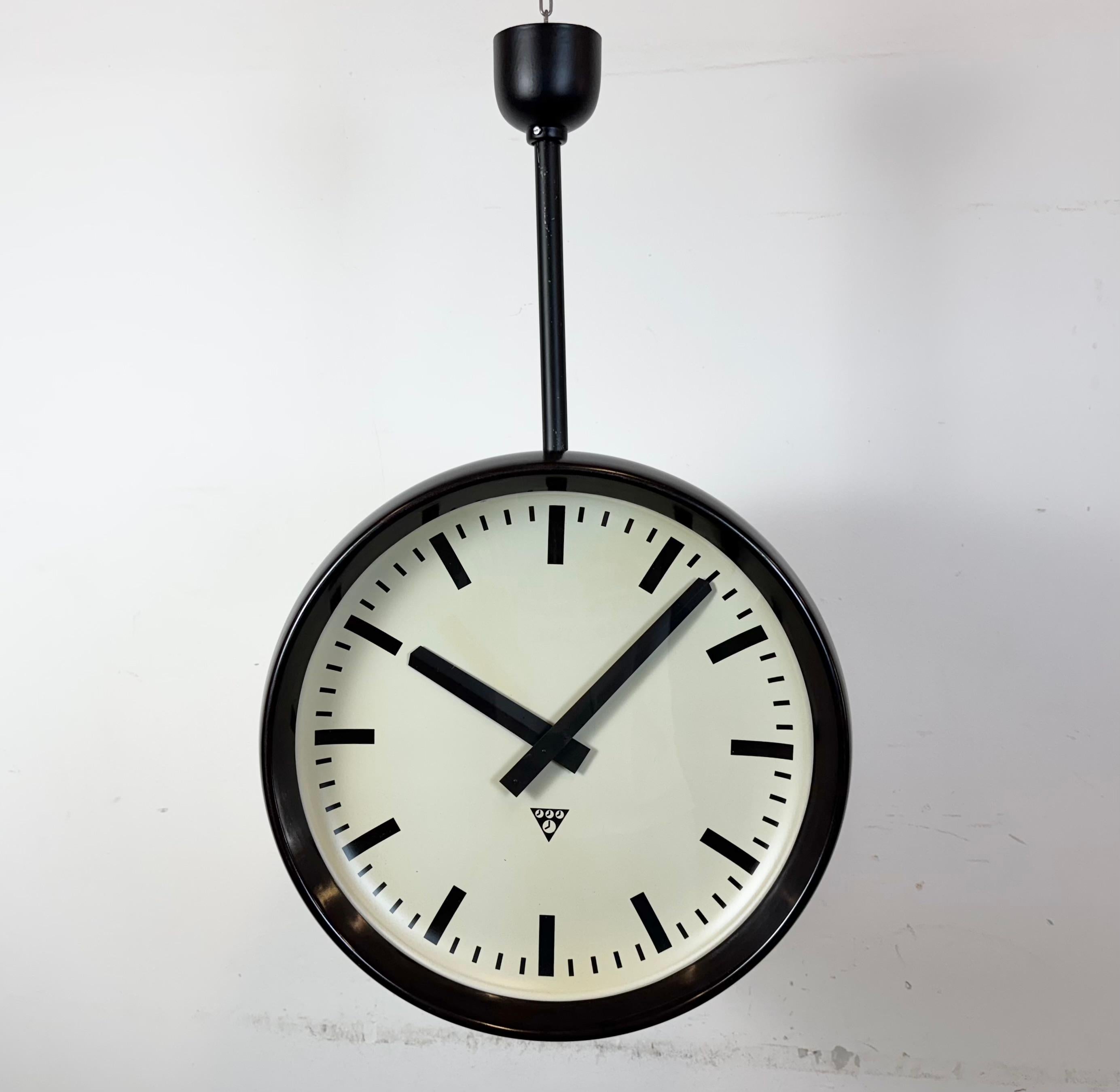 Grande orologio industriale in bachelite a doppia faccia di Pragotron, anni '50 in vendita 6