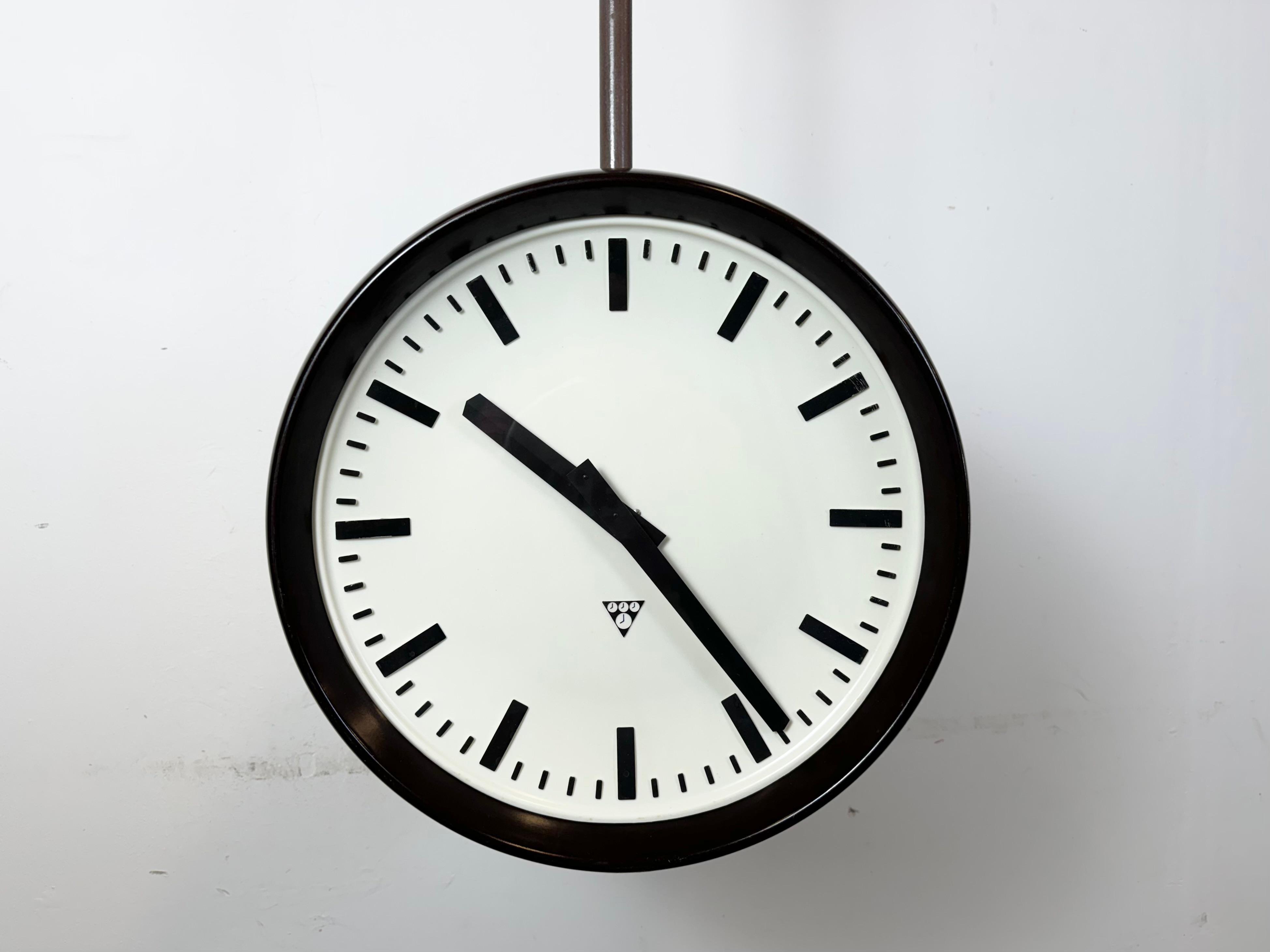 Gran Reloj Industrial de Fábrica de Baquelita de Doble Cara de Pragotron, años 50 en venta 8