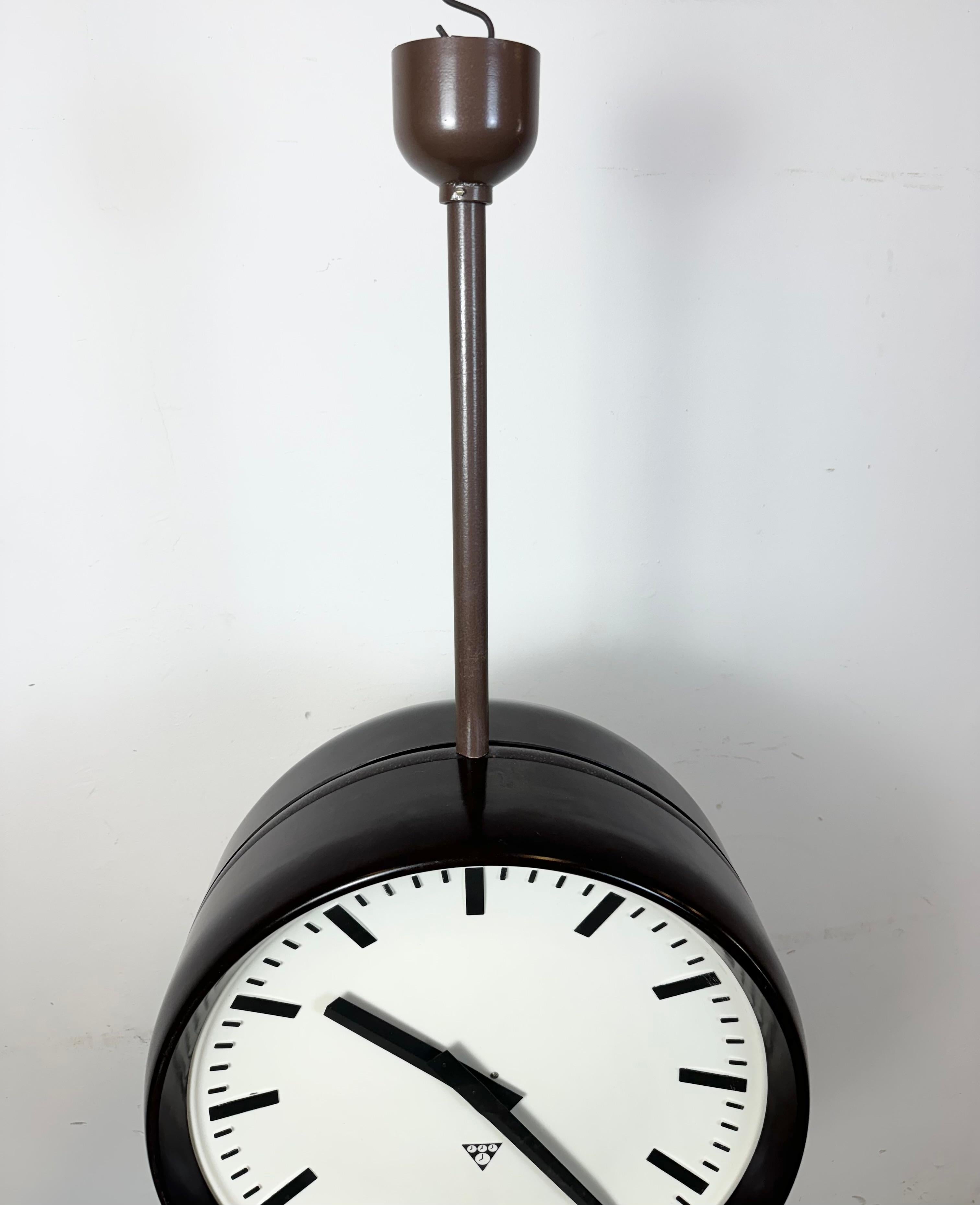 Gran Reloj Industrial de Fábrica de Baquelita de Doble Cara de Pragotron, años 50 en venta 9