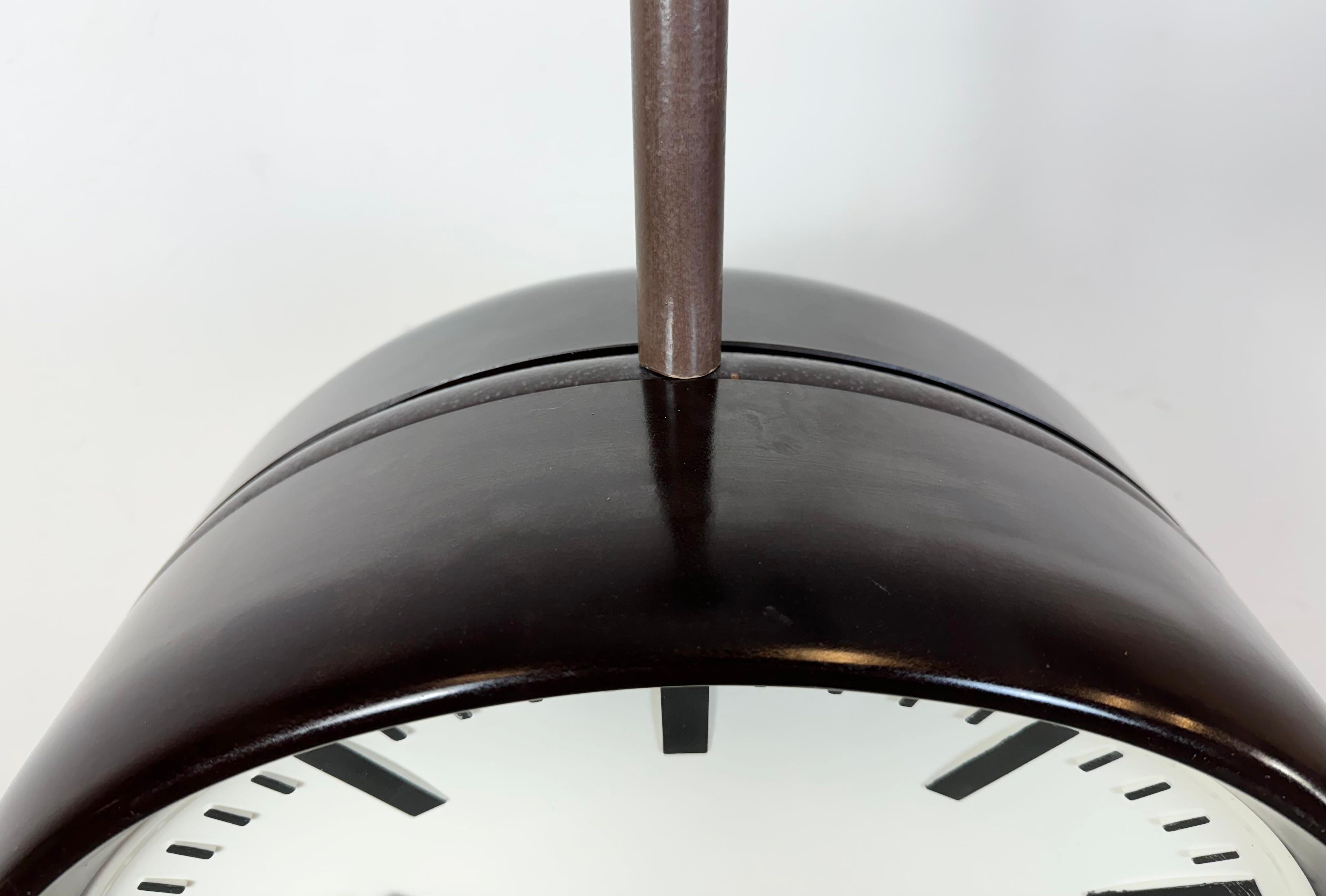 Gran Reloj Industrial de Fábrica de Baquelita de Doble Cara de Pragotron, años 50 en venta 10