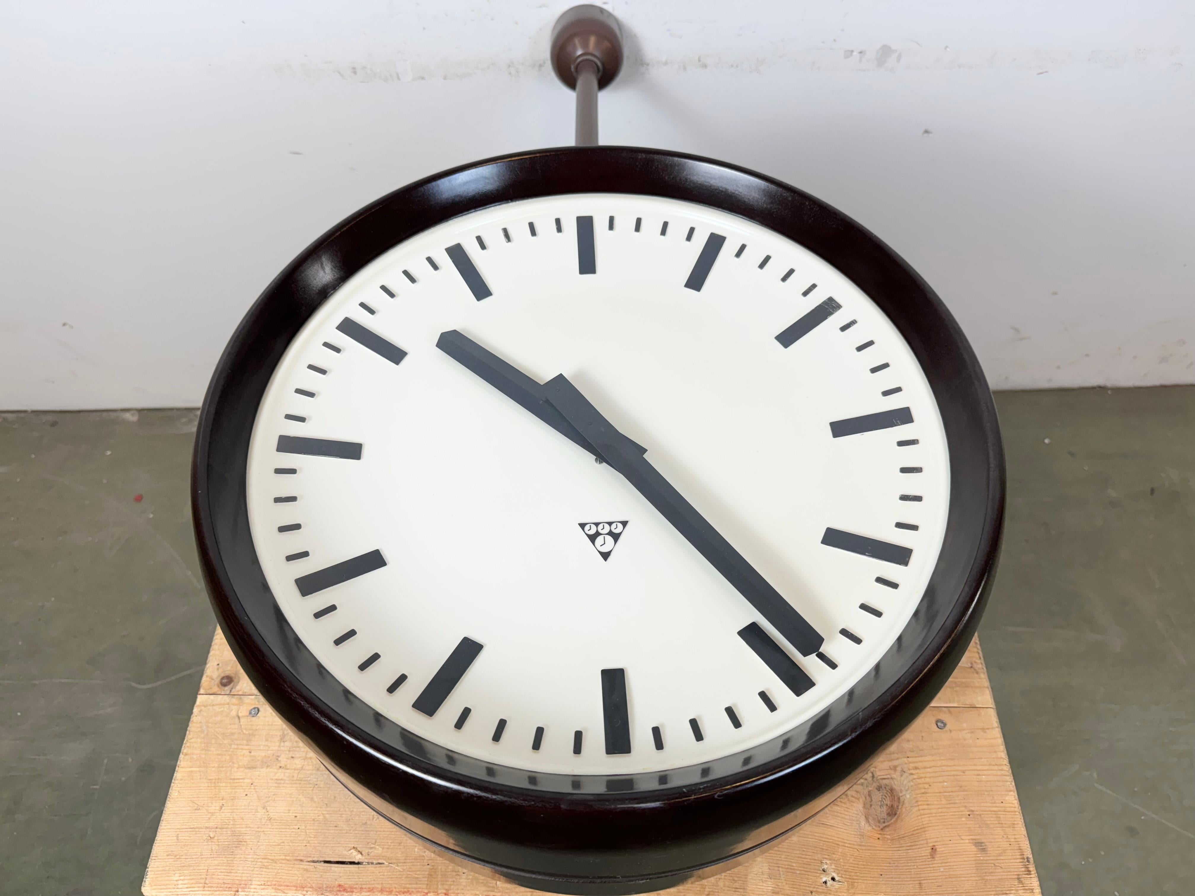 Gran Reloj Industrial de Fábrica de Baquelita de Doble Cara de Pragotron, años 50 en venta 11