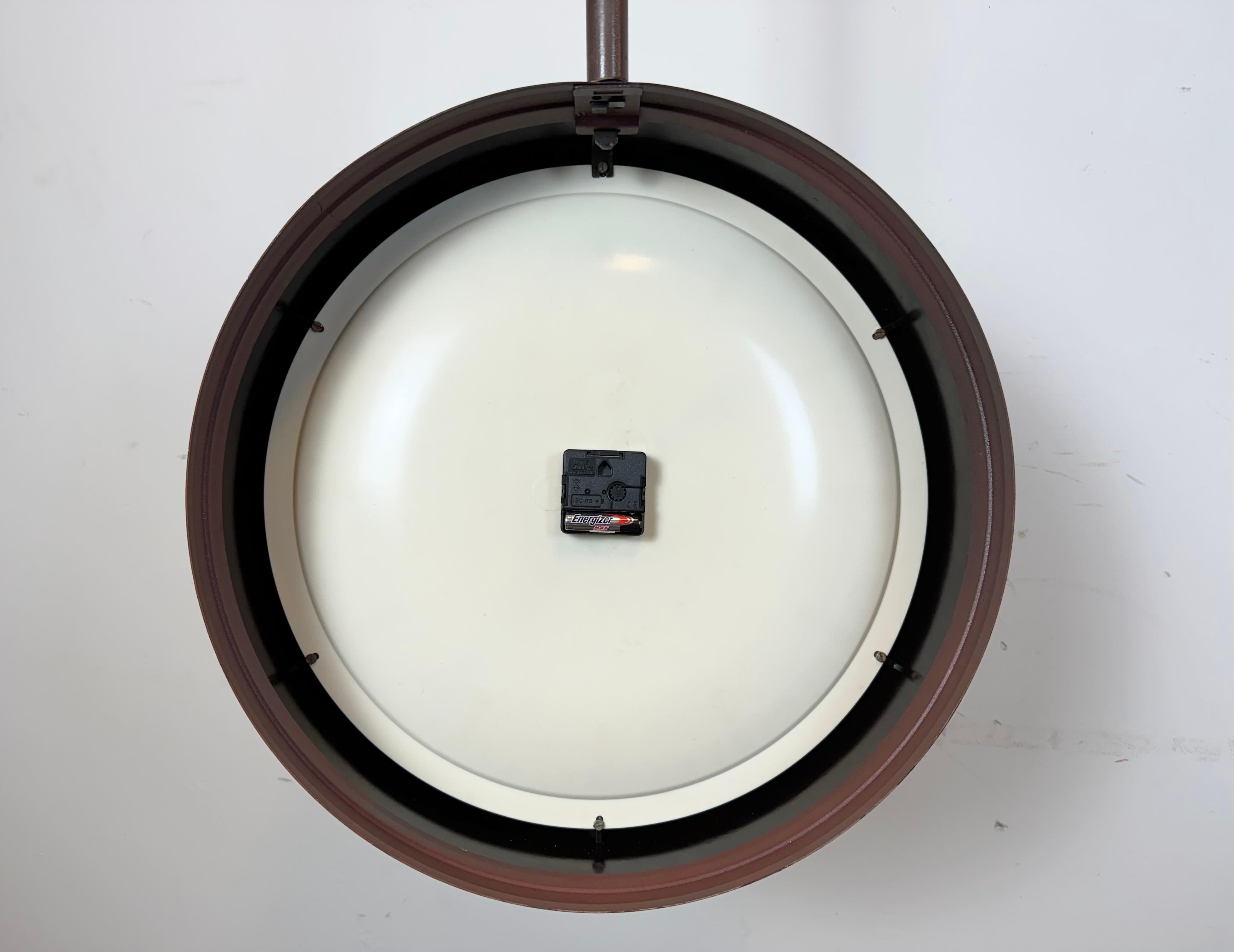Gran Reloj Industrial de Fábrica de Baquelita de Doble Cara de Pragotron, años 50 en venta 13