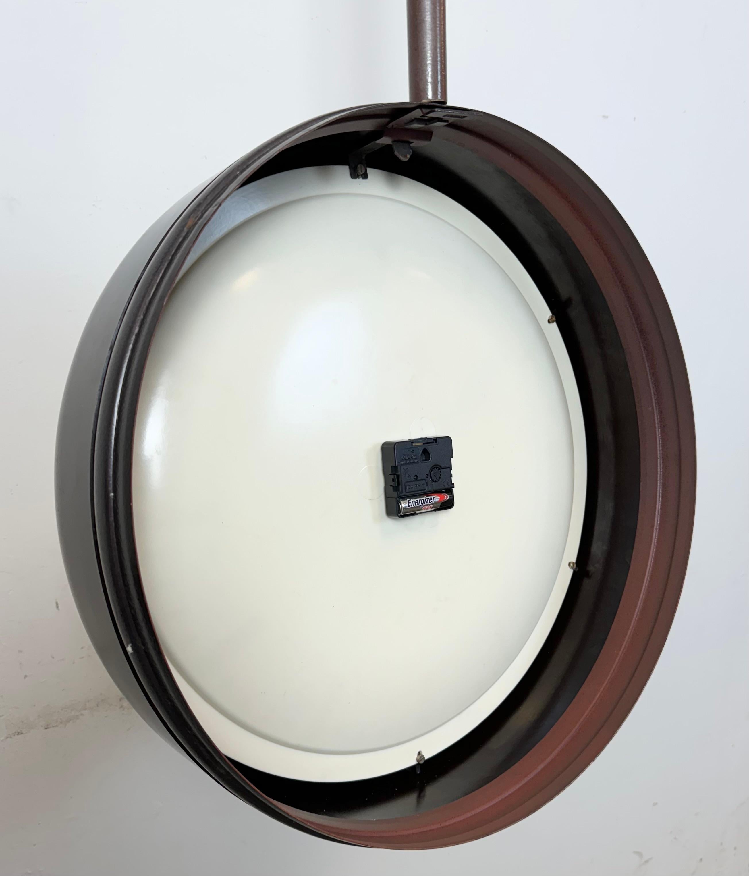 Gran Reloj Industrial de Fábrica de Baquelita de Doble Cara de Pragotron, años 50 en venta 14