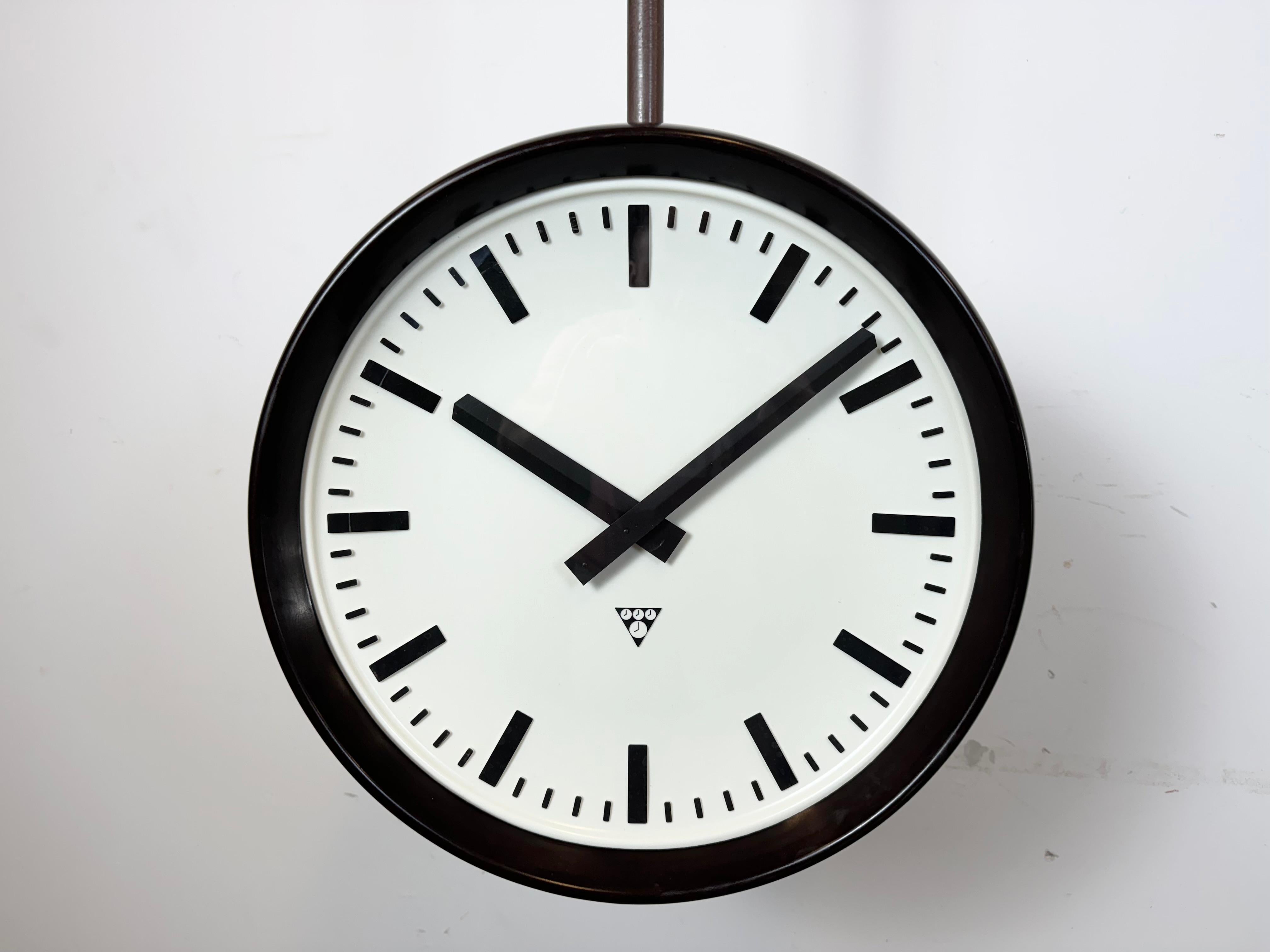 Gran Reloj Industrial de Fábrica de Baquelita de Doble Cara de Pragotron, años 50 Checo en venta