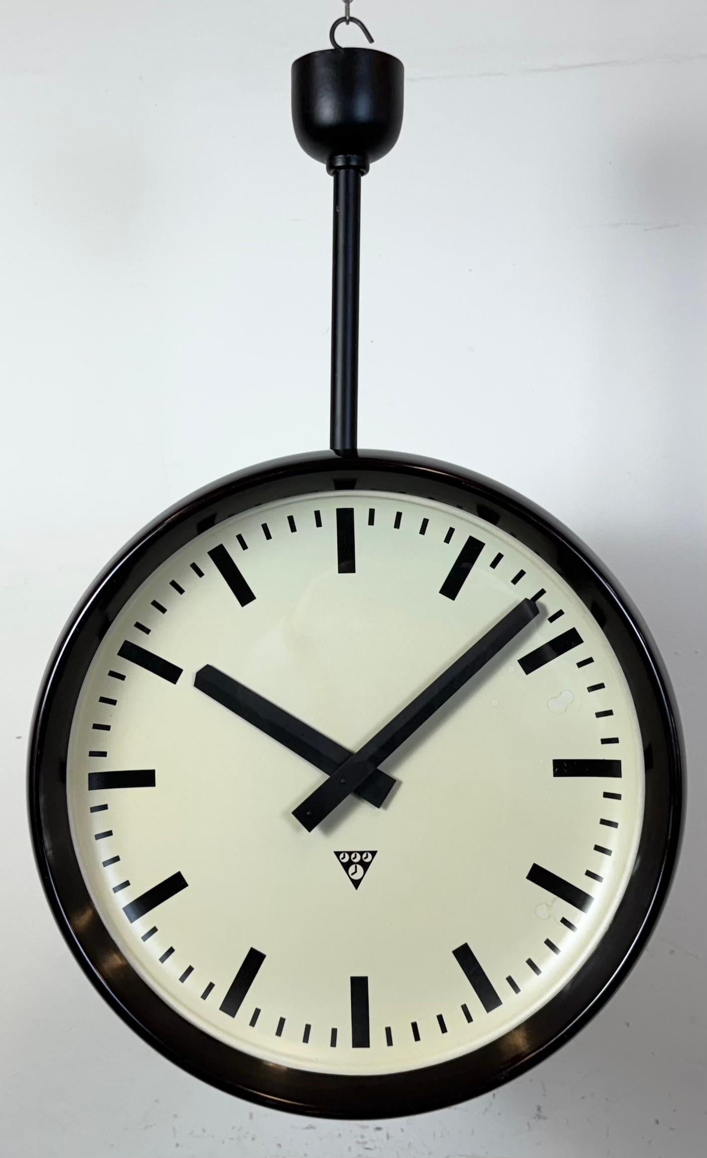 Industriale Grande orologio industriale in bachelite a doppia faccia di Pragotron, anni '50 in vendita