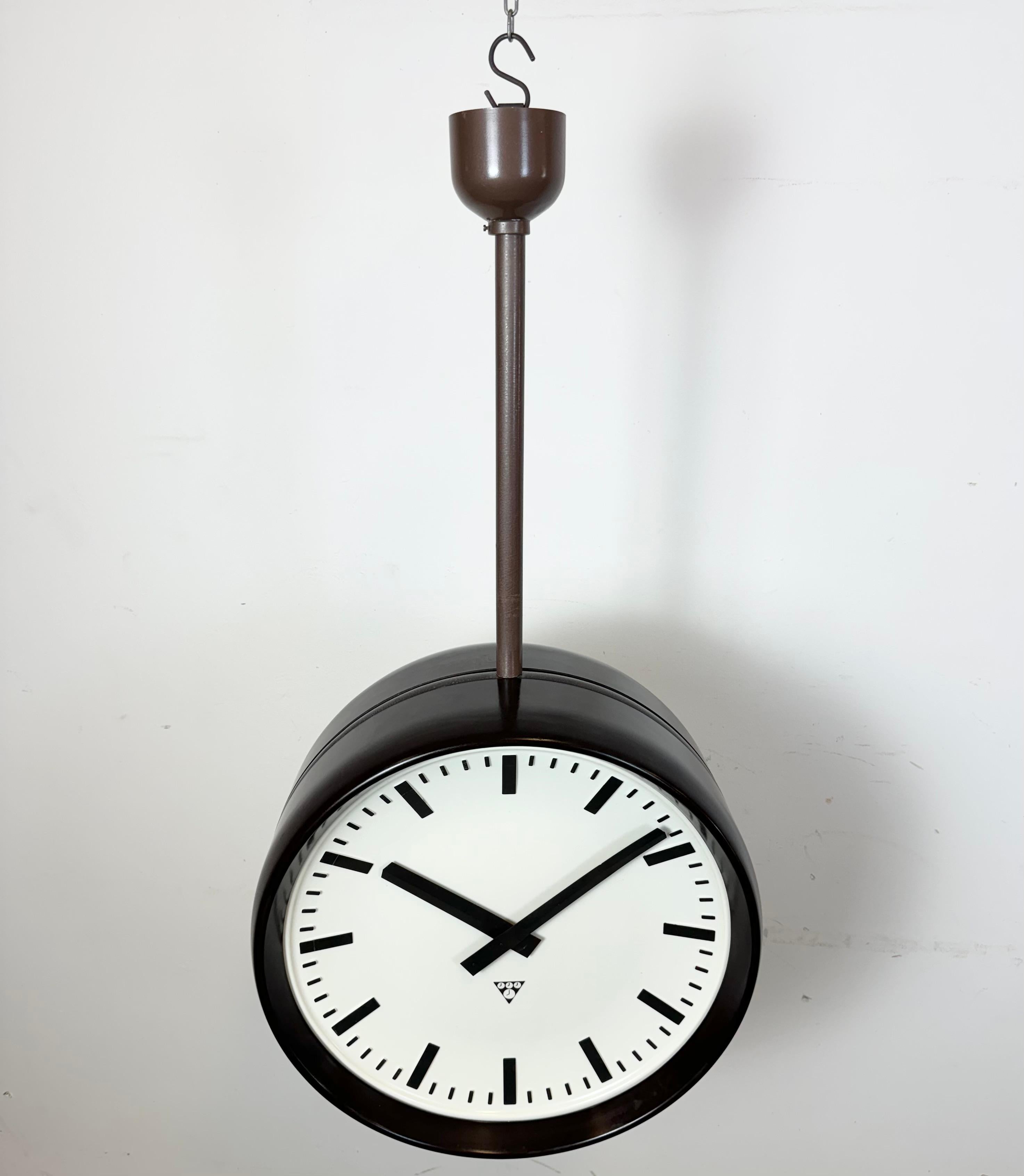 Gran Reloj Industrial de Fábrica de Baquelita de Doble Cara de Pragotron, años 50 Vidrio en venta
