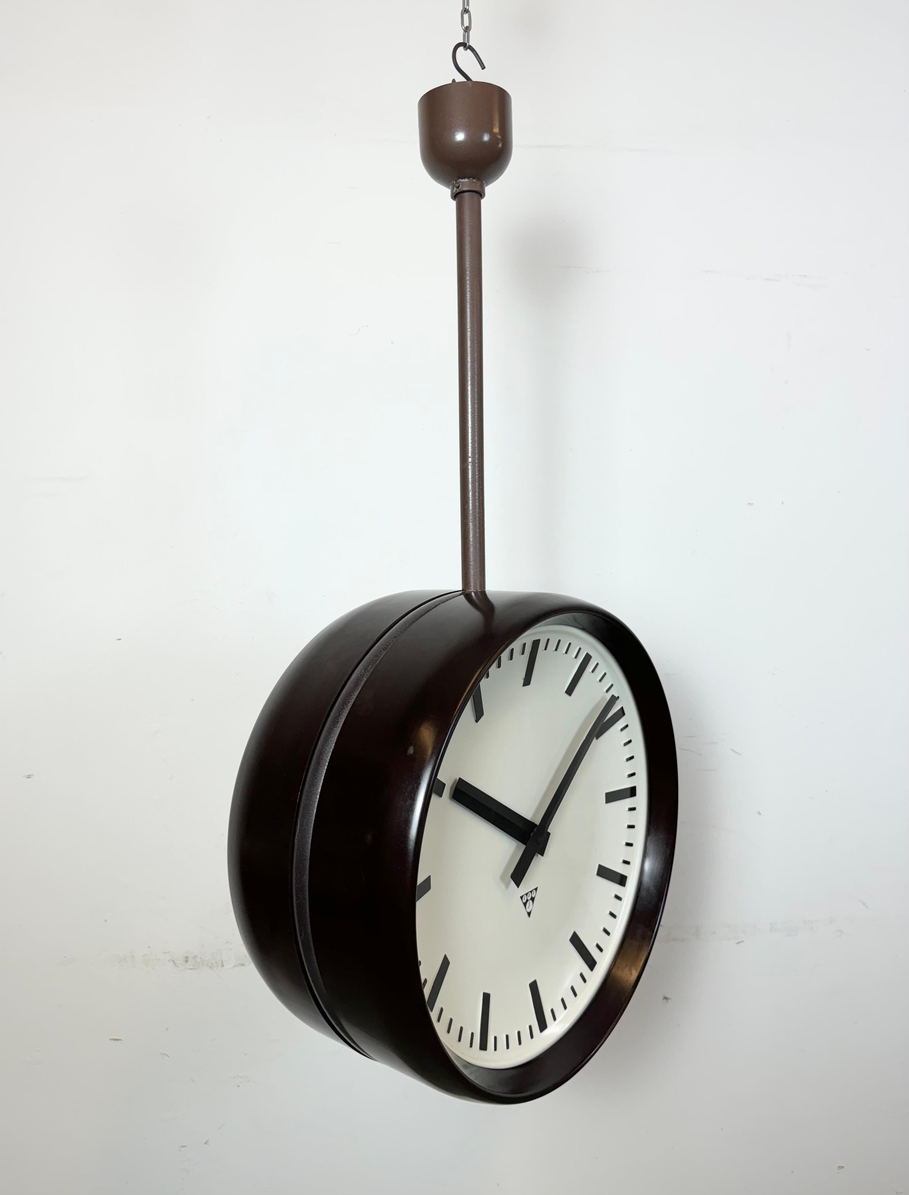 Gran Reloj Industrial de Fábrica de Baquelita de Doble Cara de Pragotron, años 50 en venta 2