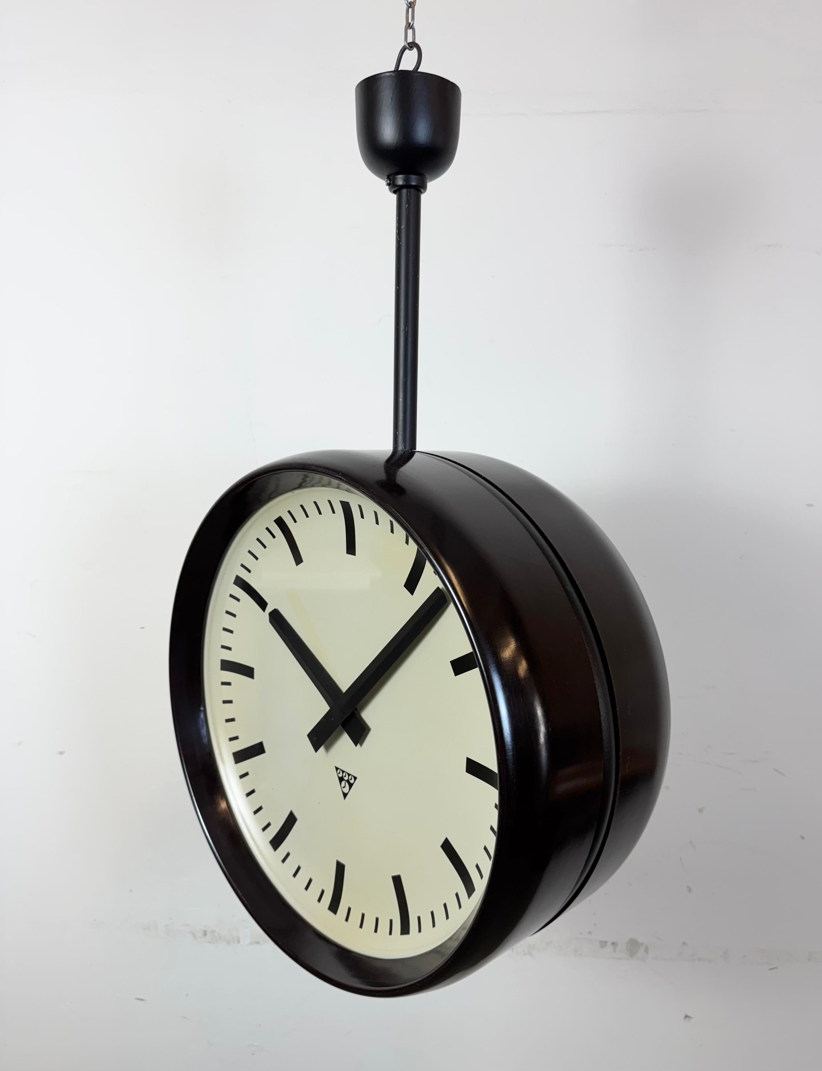 Grande orologio industriale in bachelite a doppia faccia di Pragotron, anni '50 in vendita 1