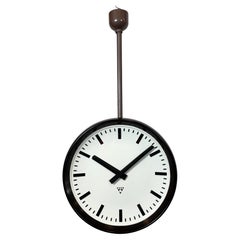 Grande horloge d'usine industrielle double face en bakélite de Pragotron, années 1950