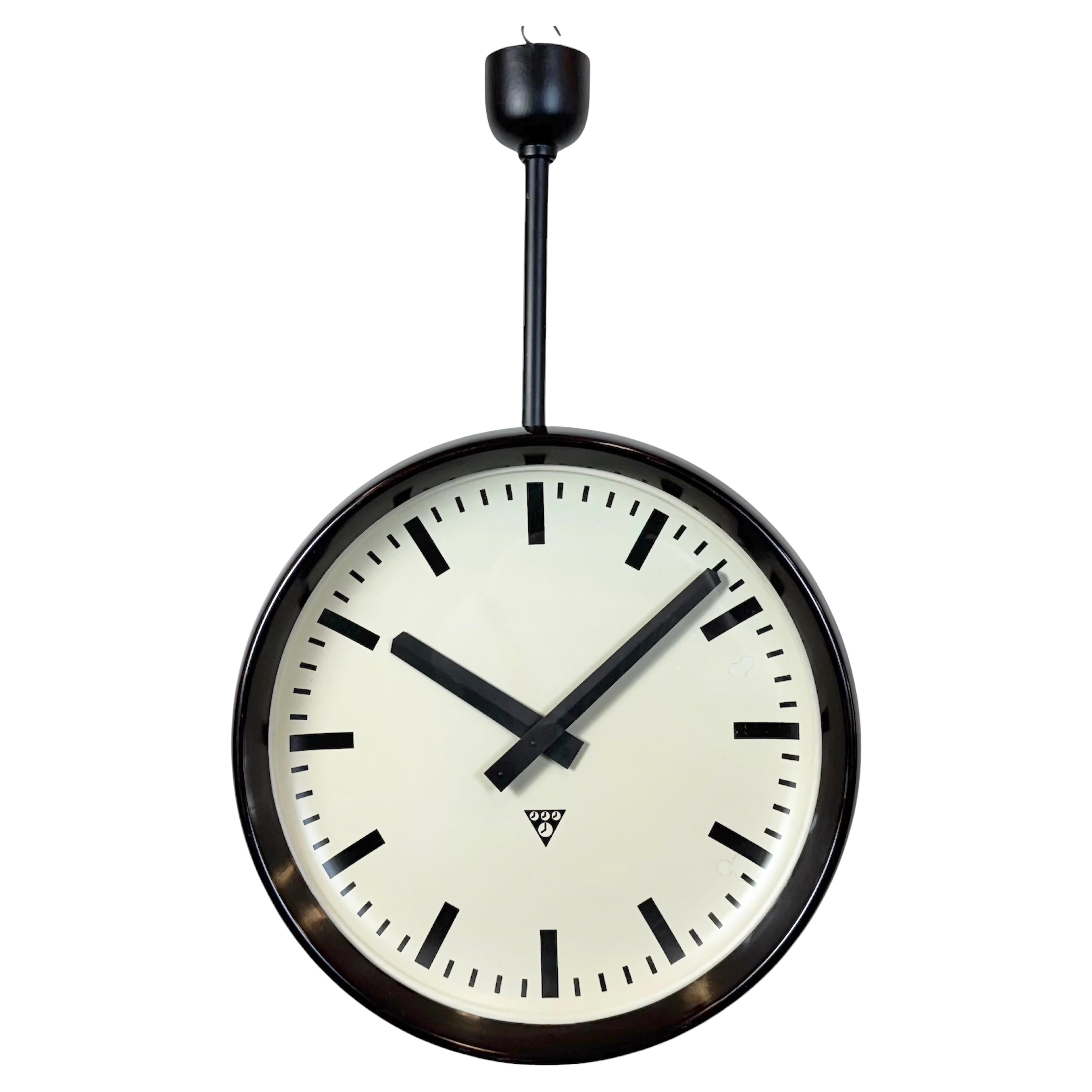 Grande horloge d'usine industrielle double face en bakélite de Pragotron, années 1950