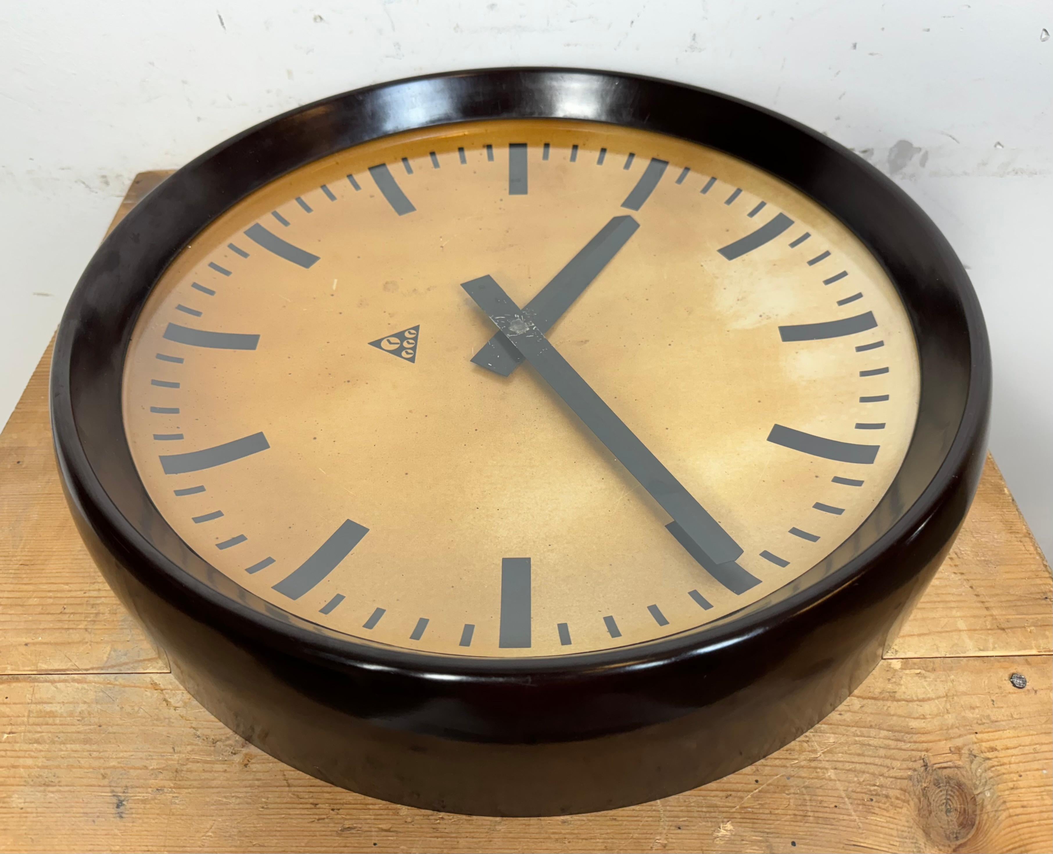 Large Industrial Bakelite Factory Wall Clock from Pragotron, 1950s For Sale 4