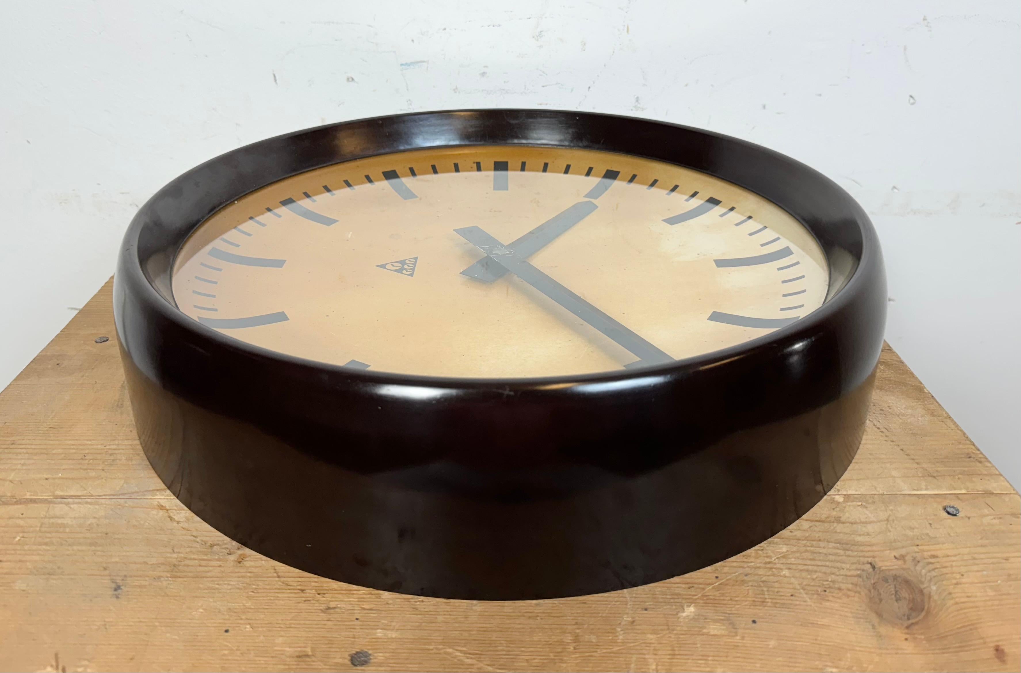 Large Industrial Bakelite Factory Wall Clock from Pragotron, 1950s For Sale 5