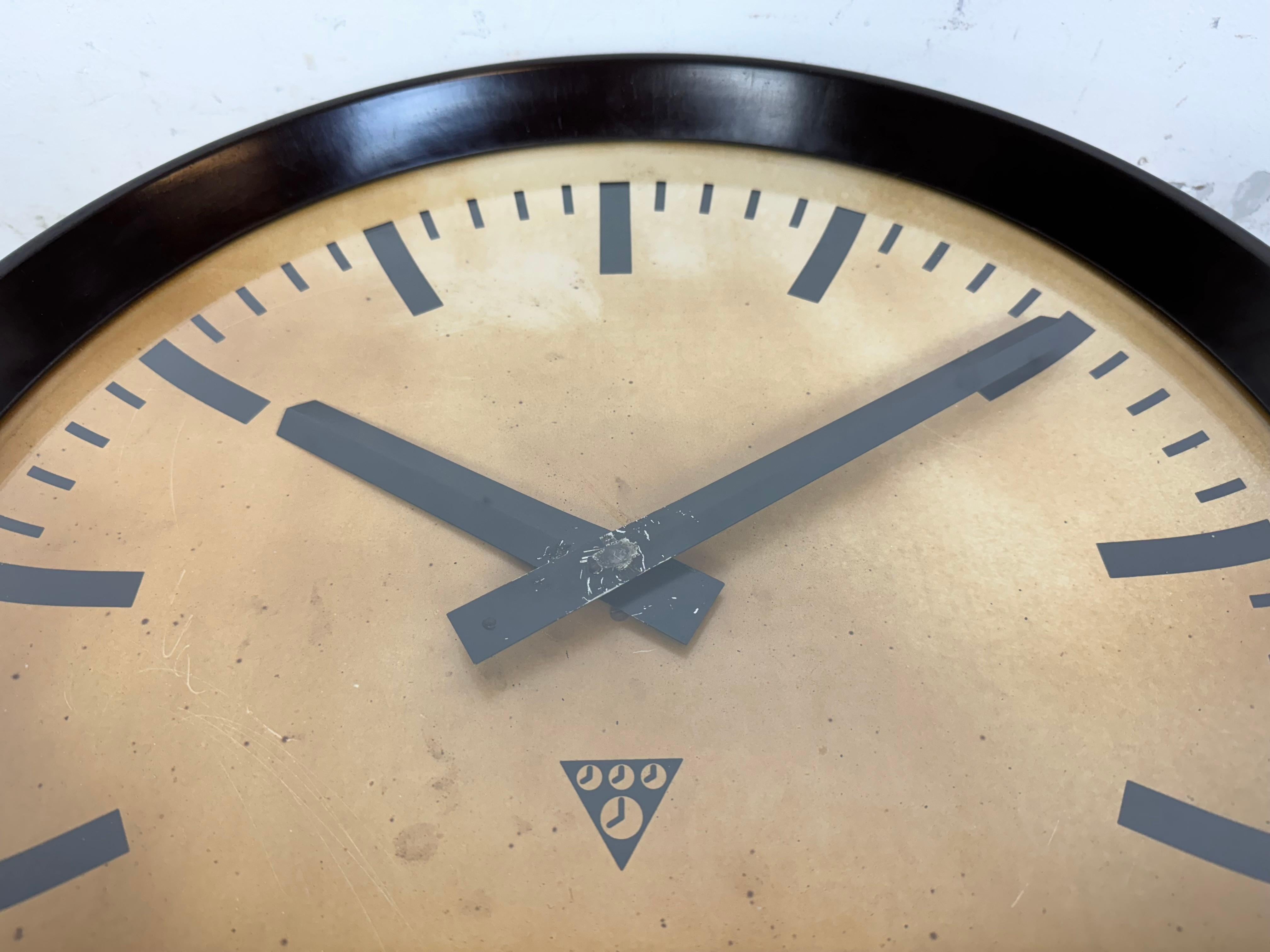 Large Industrial Bakelite Factory Wall Clock from Pragotron, 1950s For Sale 6