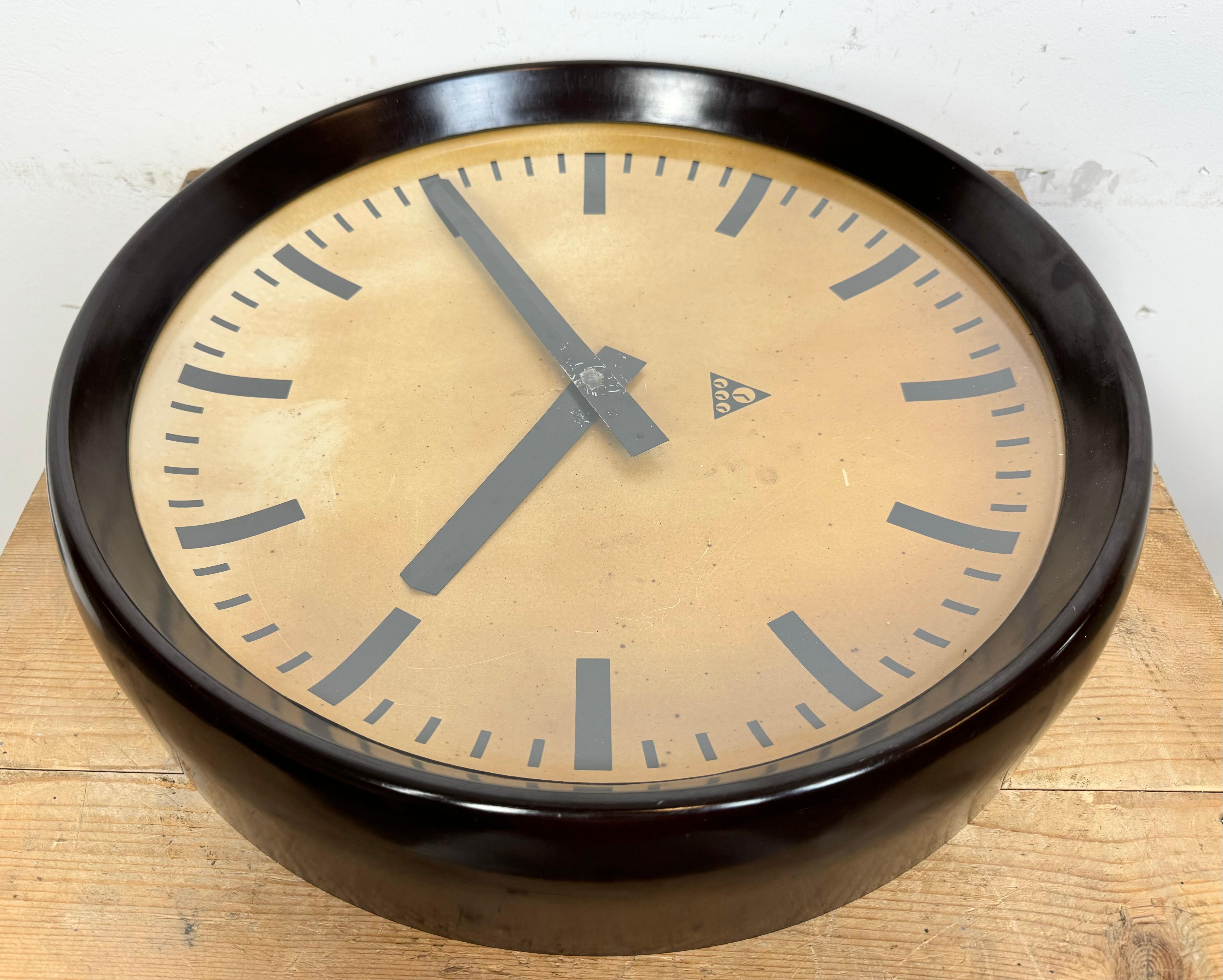 Large Industrial Bakelite Factory Wall Clock from Pragotron, 1950s For Sale 7