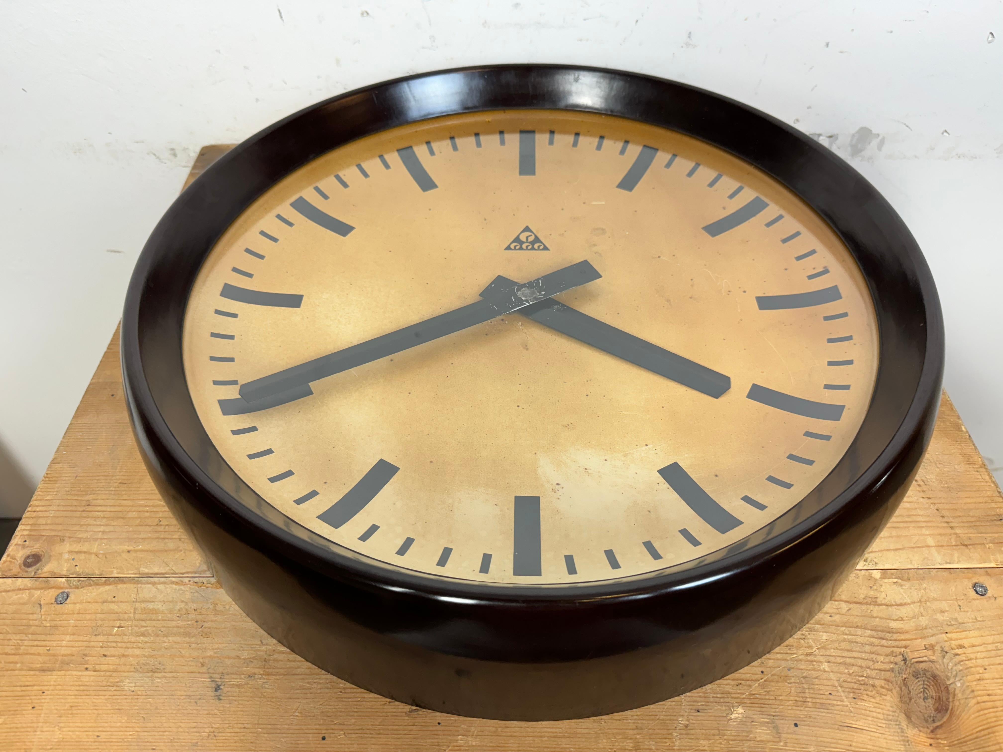 Large Industrial Bakelite Factory Wall Clock from Pragotron, 1950s For Sale 8