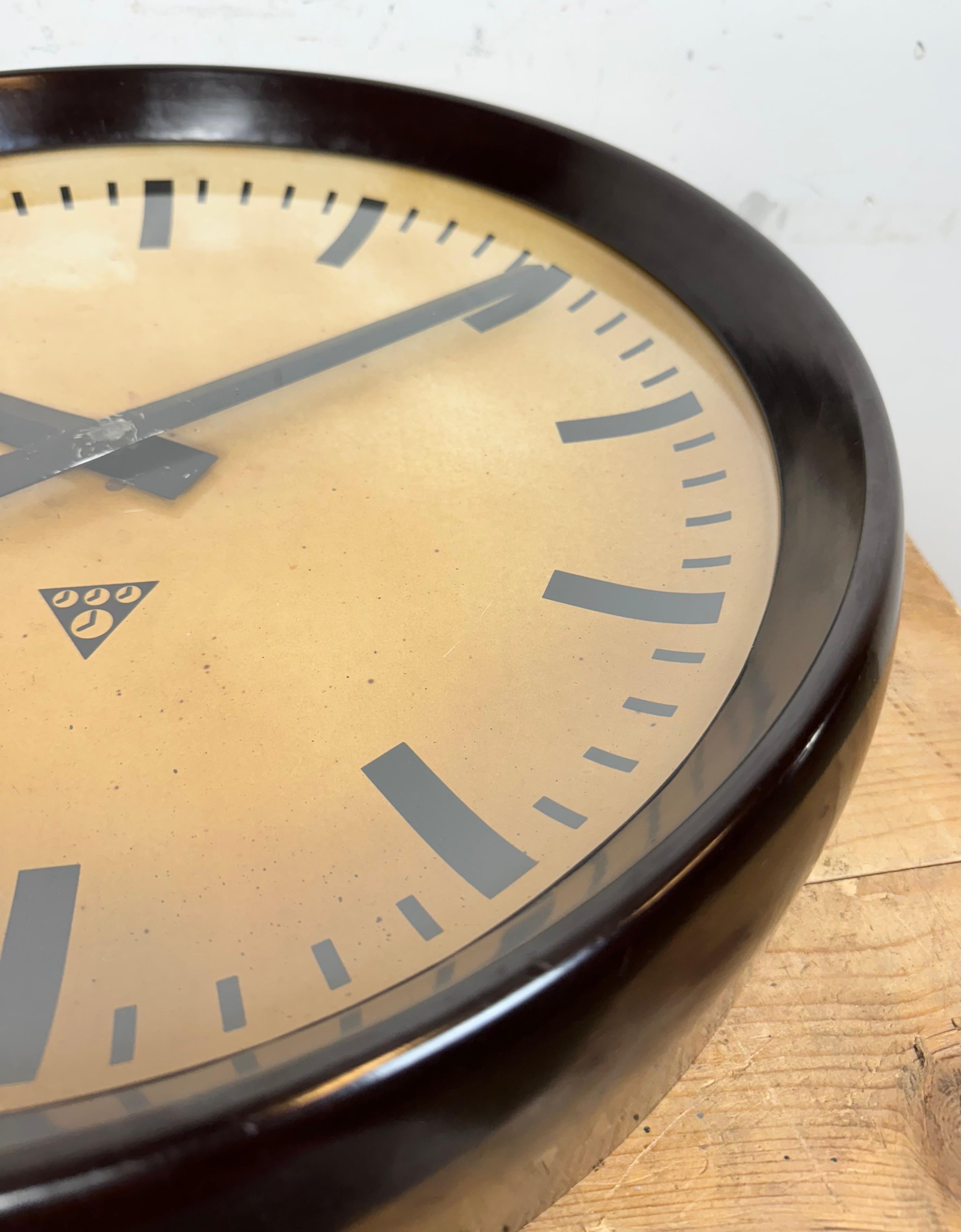 Large Industrial Bakelite Factory Wall Clock from Pragotron, 1950s For Sale 10