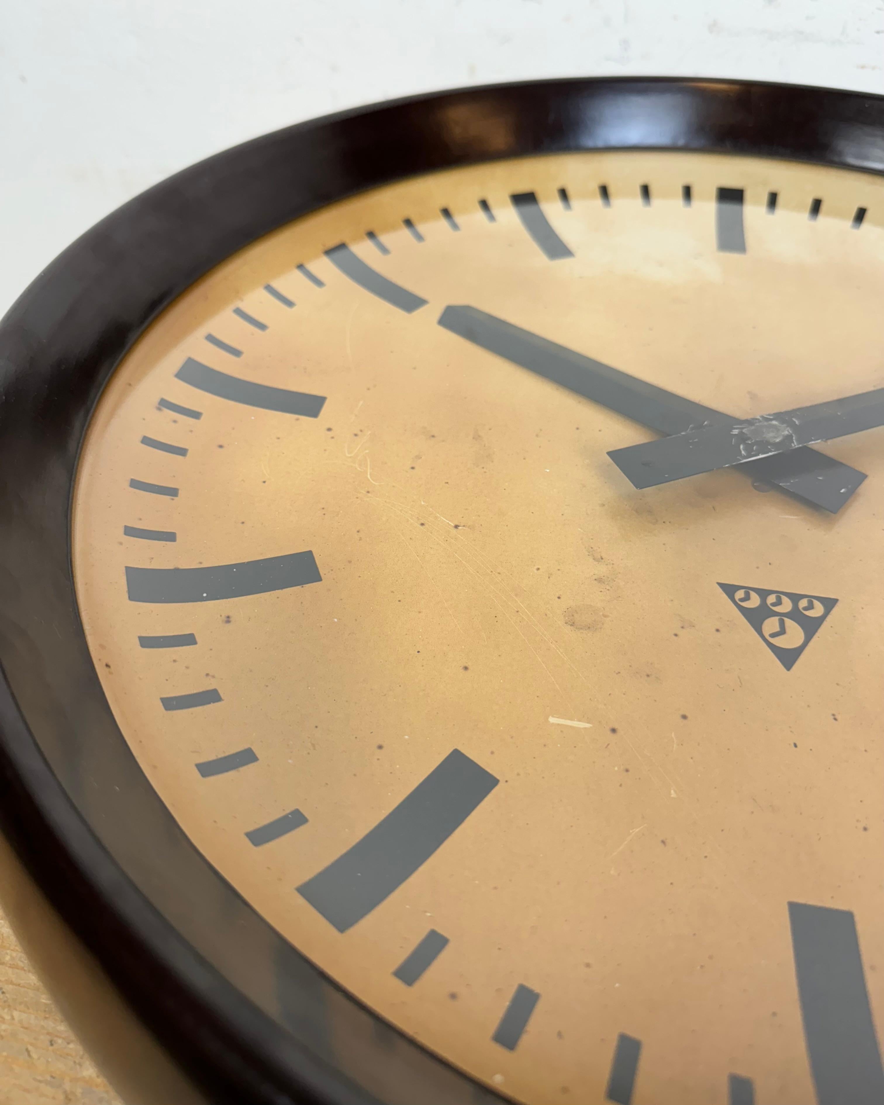 Large Industrial Bakelite Factory Wall Clock from Pragotron, 1950s For Sale 11