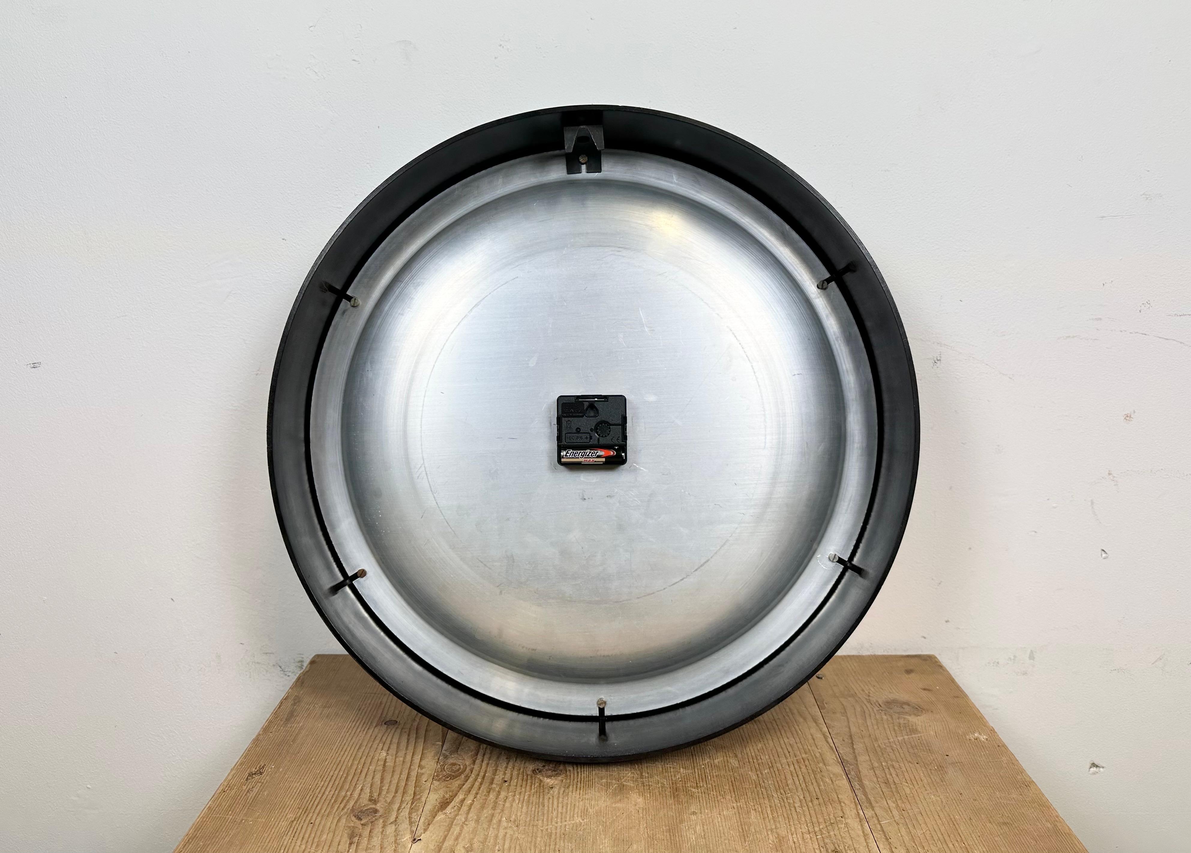 Large Industrial Bakelite Factory Wall Clock from Pragotron, 1950s For Sale 12