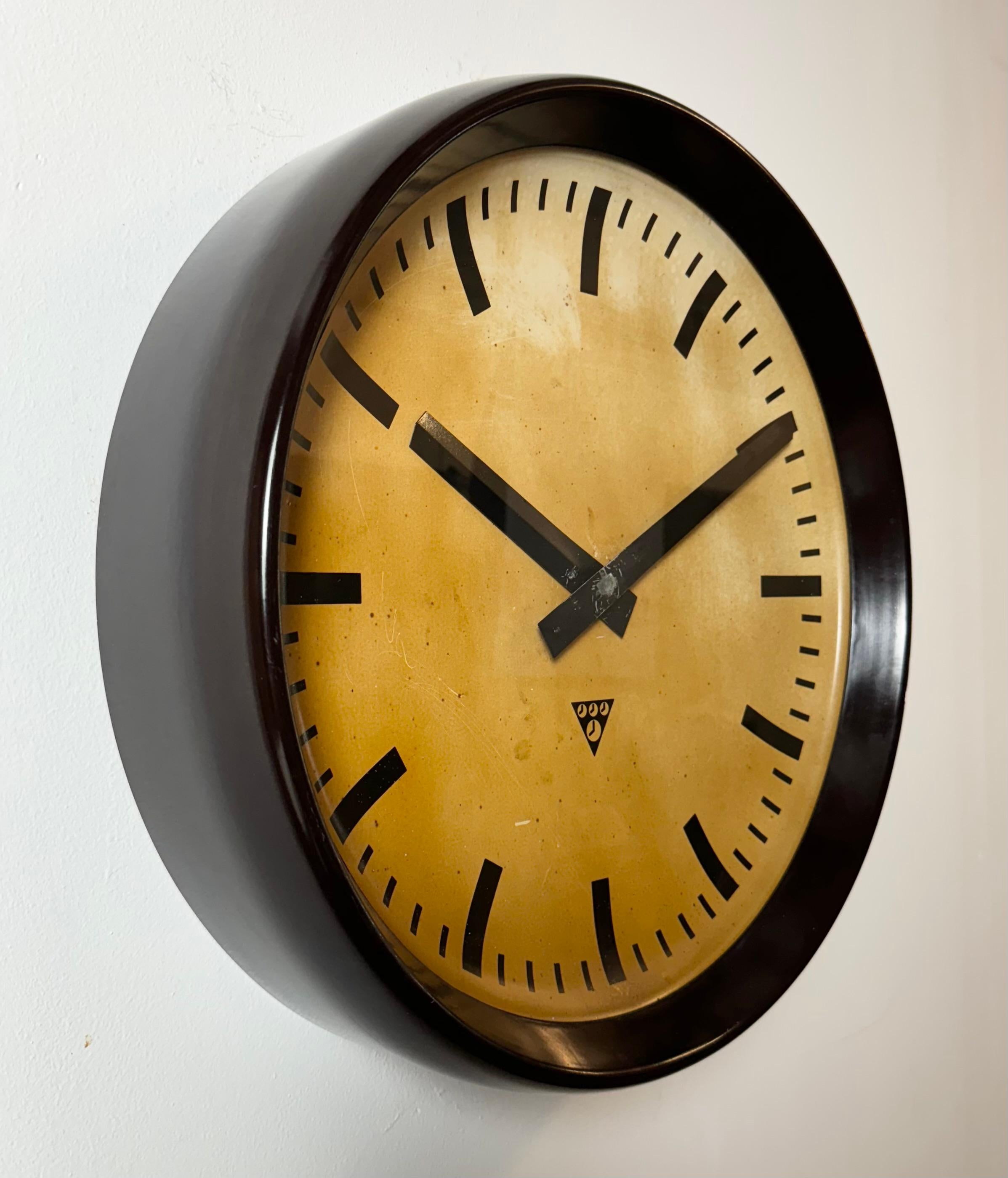 Large Industrial Bakelite Factory Wall Clock from Pragotron, 1950s In Good Condition For Sale In Kojetice, CZ